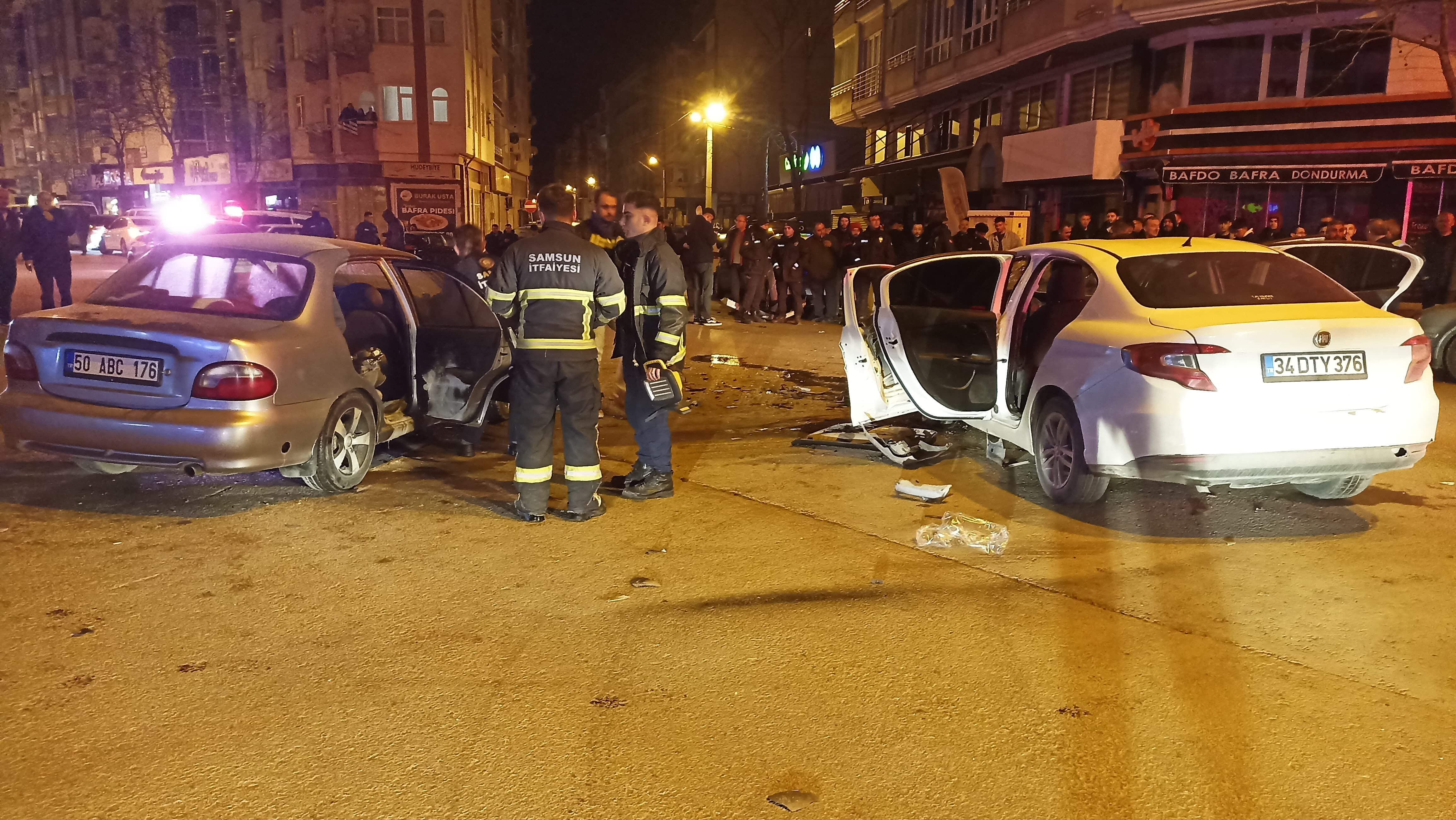 Bafra'da Feci Kaza; İki Araç Kafa Kafaya Çarpıştı (16)