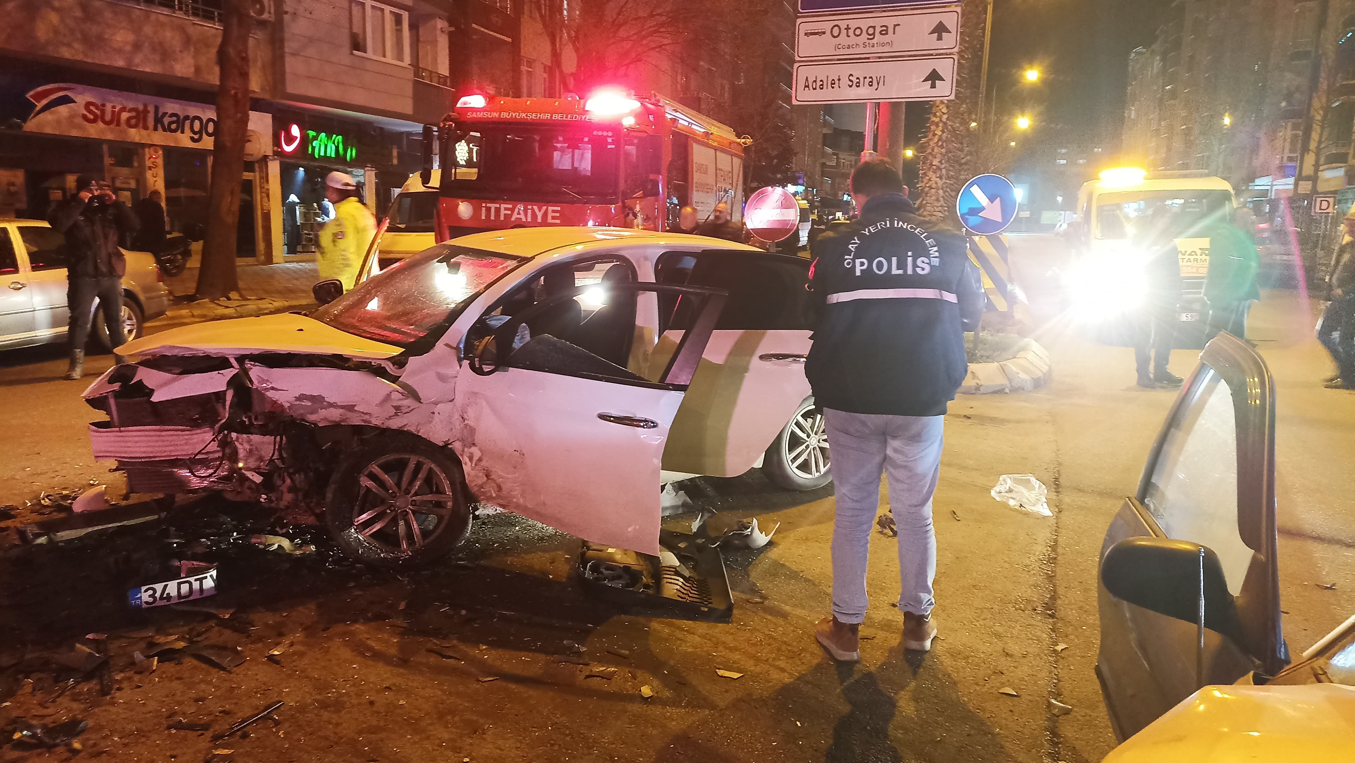 Bafra'da Feci Kaza; İki Araç Kafa Kafaya Çarpıştı (17)