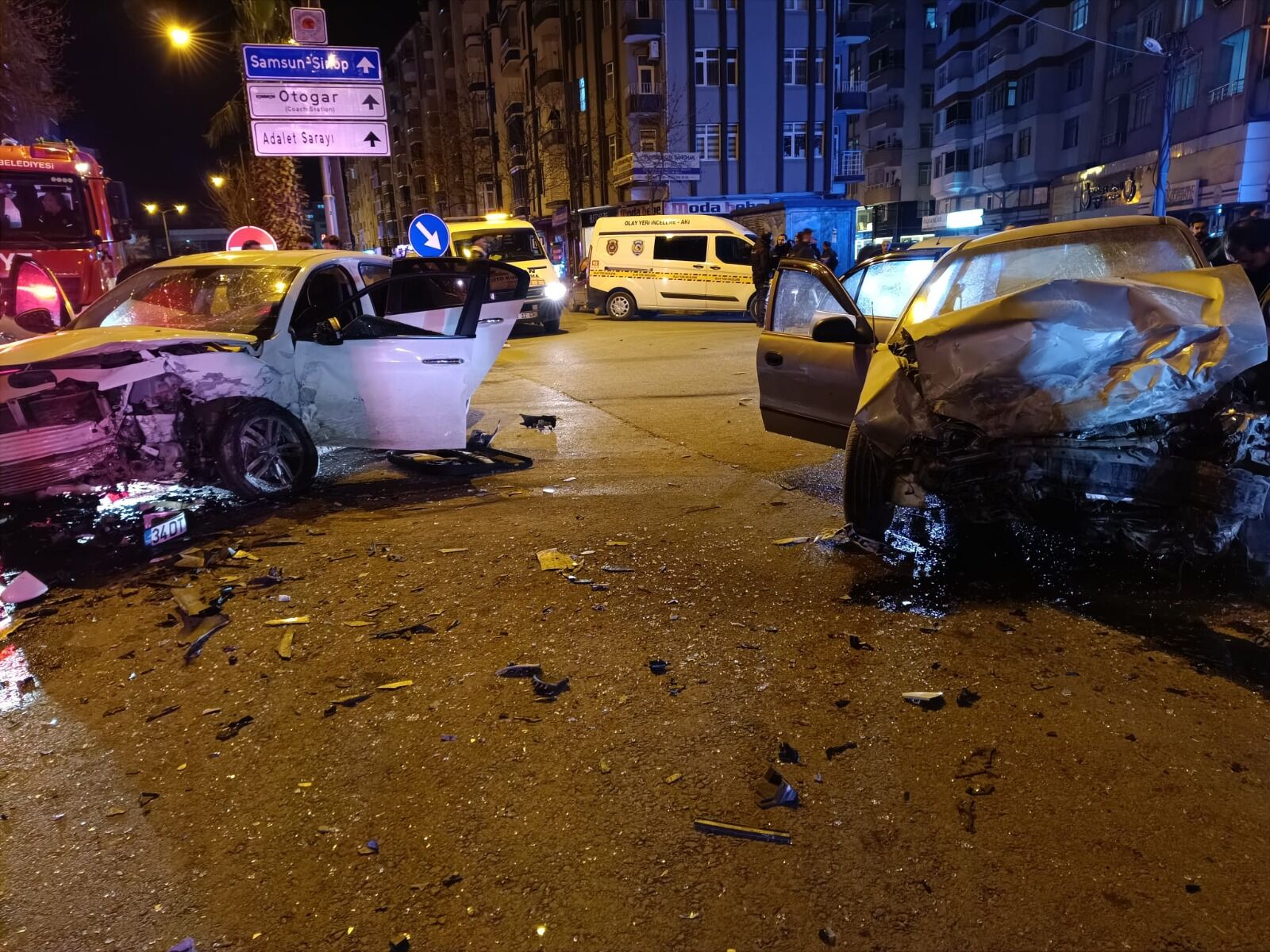 Bafra'da Feci Kaza; İki Araç Kafa Kafaya Çarpıştı (19)