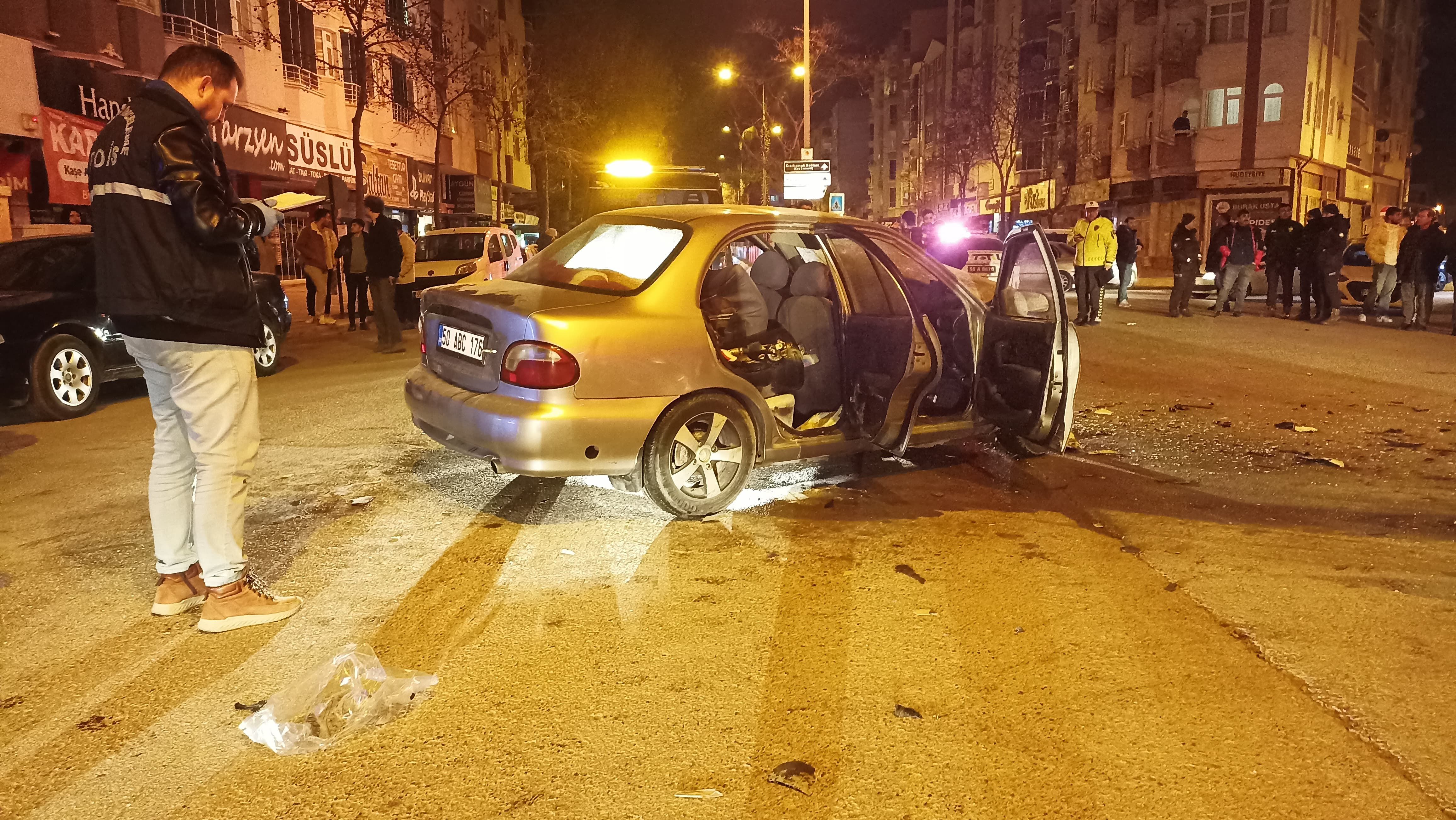 Bafra'da Feci Kaza; İki Araç Kafa Kafaya Çarpıştı (3)