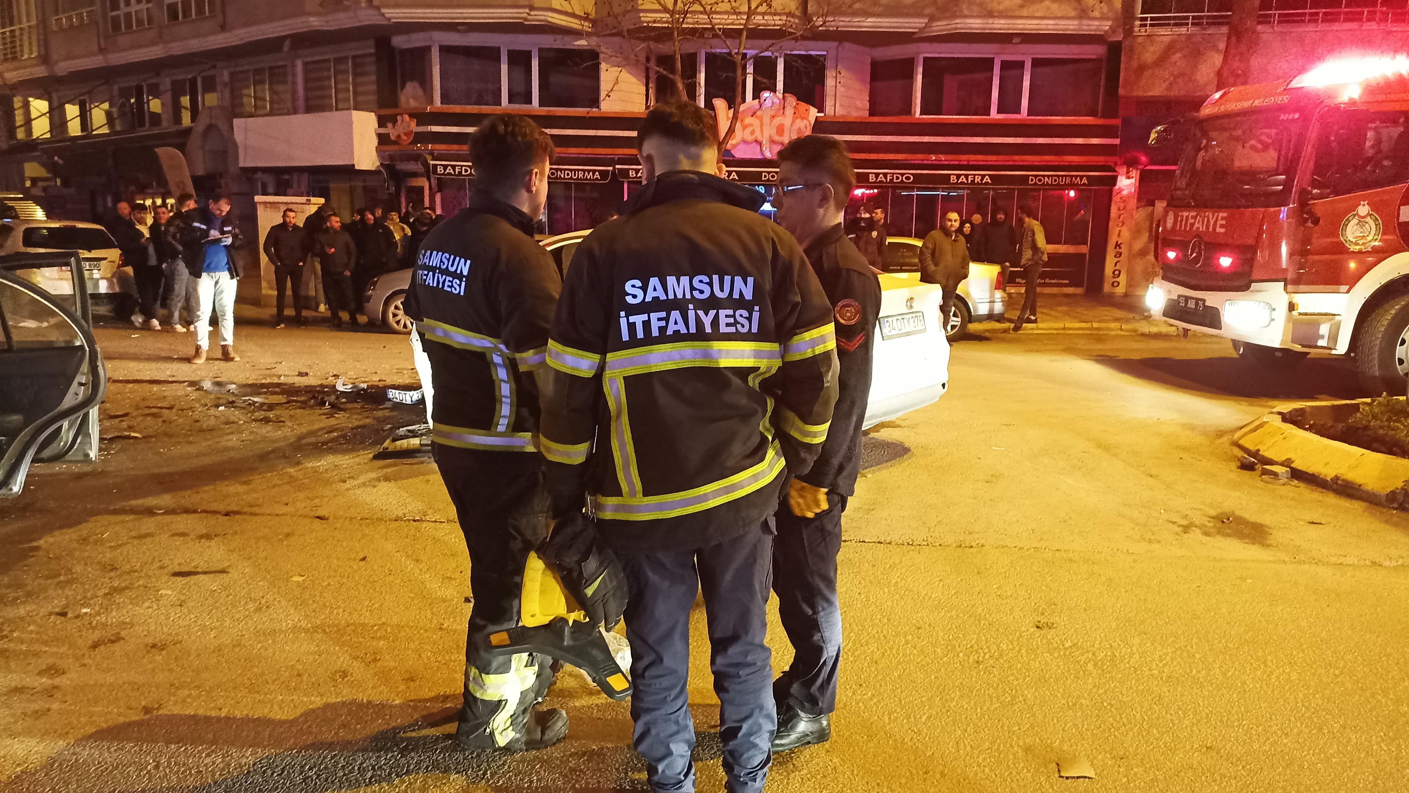 Bafra'da Feci Kaza; İki Araç Kafa Kafaya Çarpıştı (4)