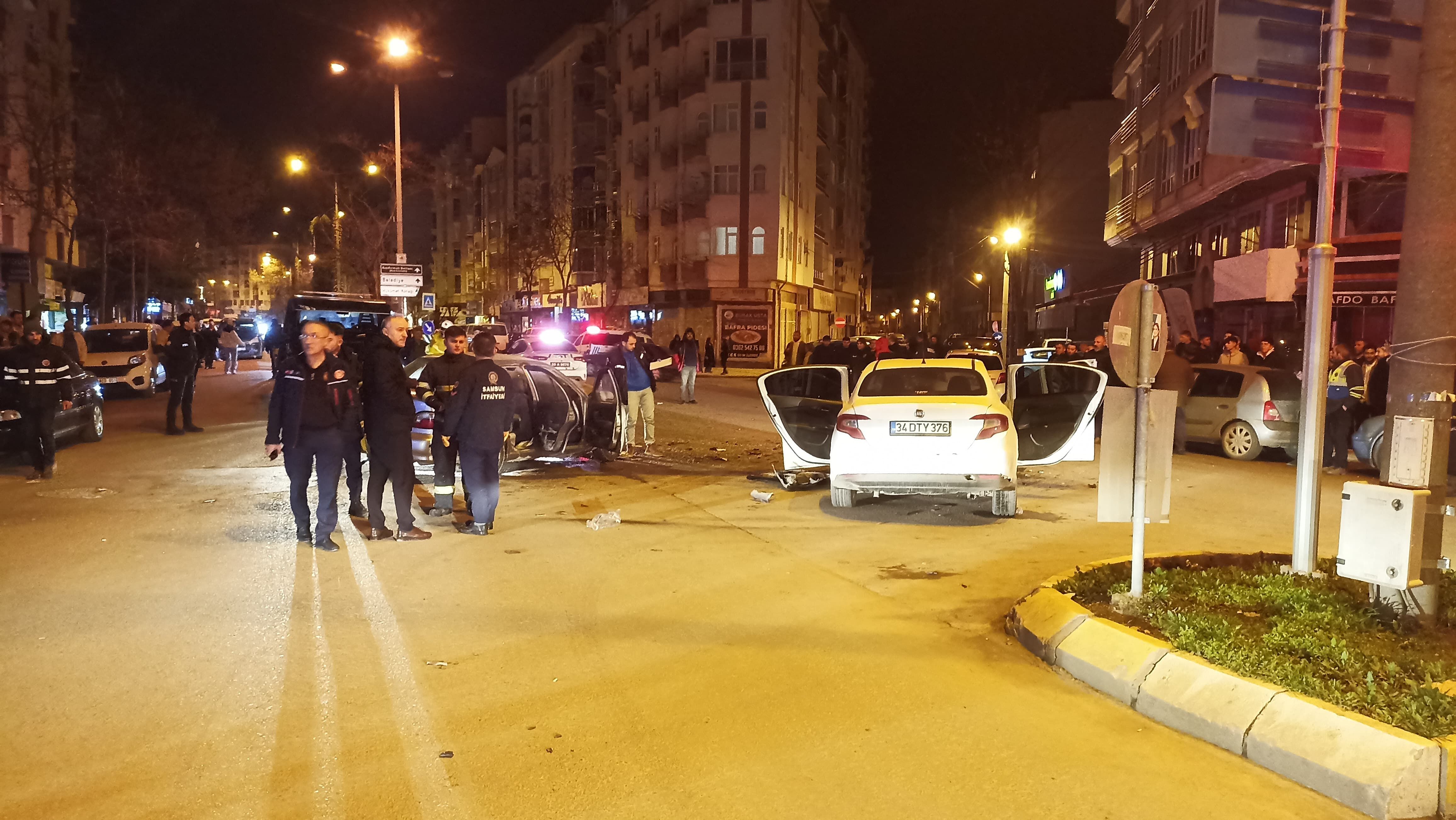 Bafra'da Feci Kaza; İki Araç Kafa Kafaya Çarpıştı (6)