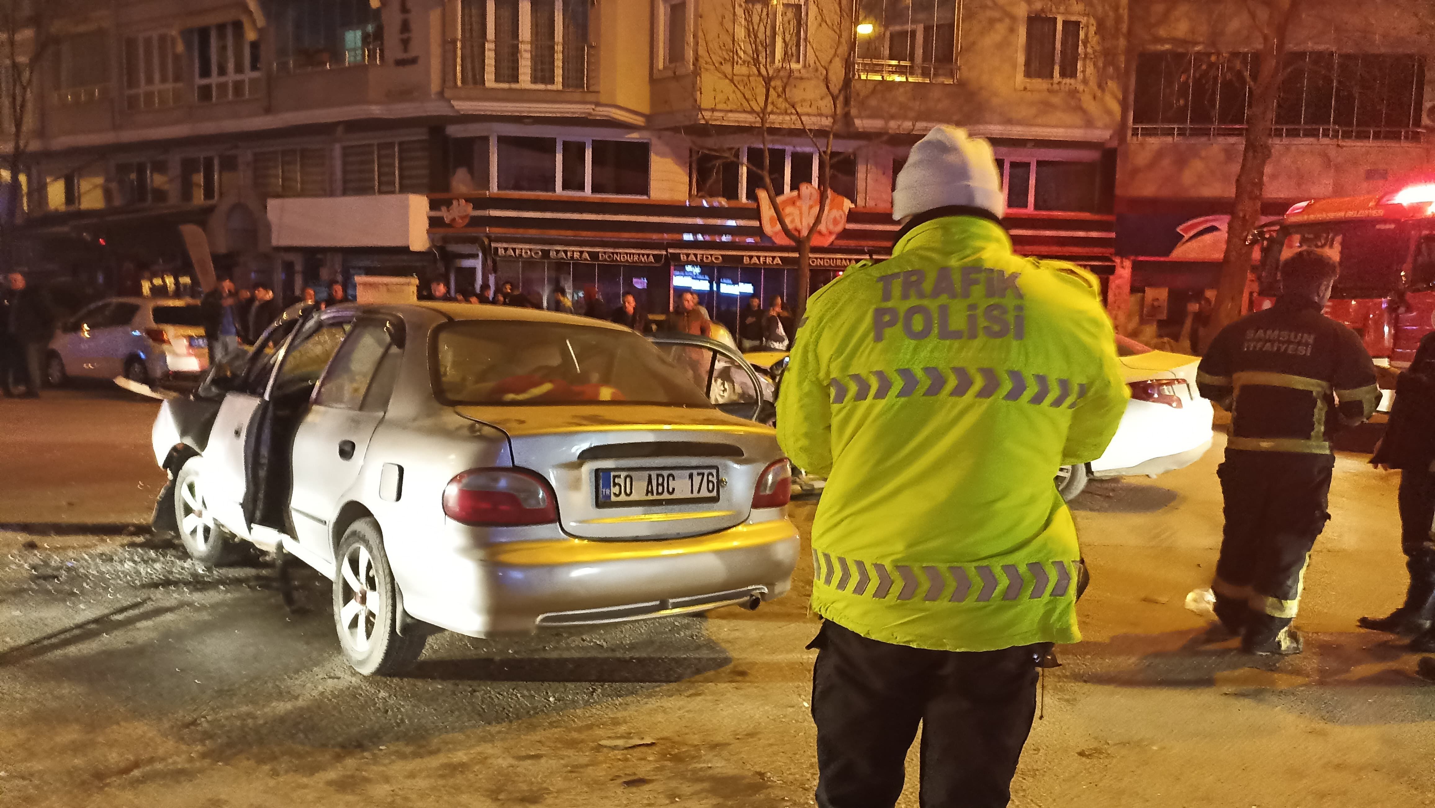 Bafra'da Feci Kaza; İki Araç Kafa Kafaya Çarpıştı (7)