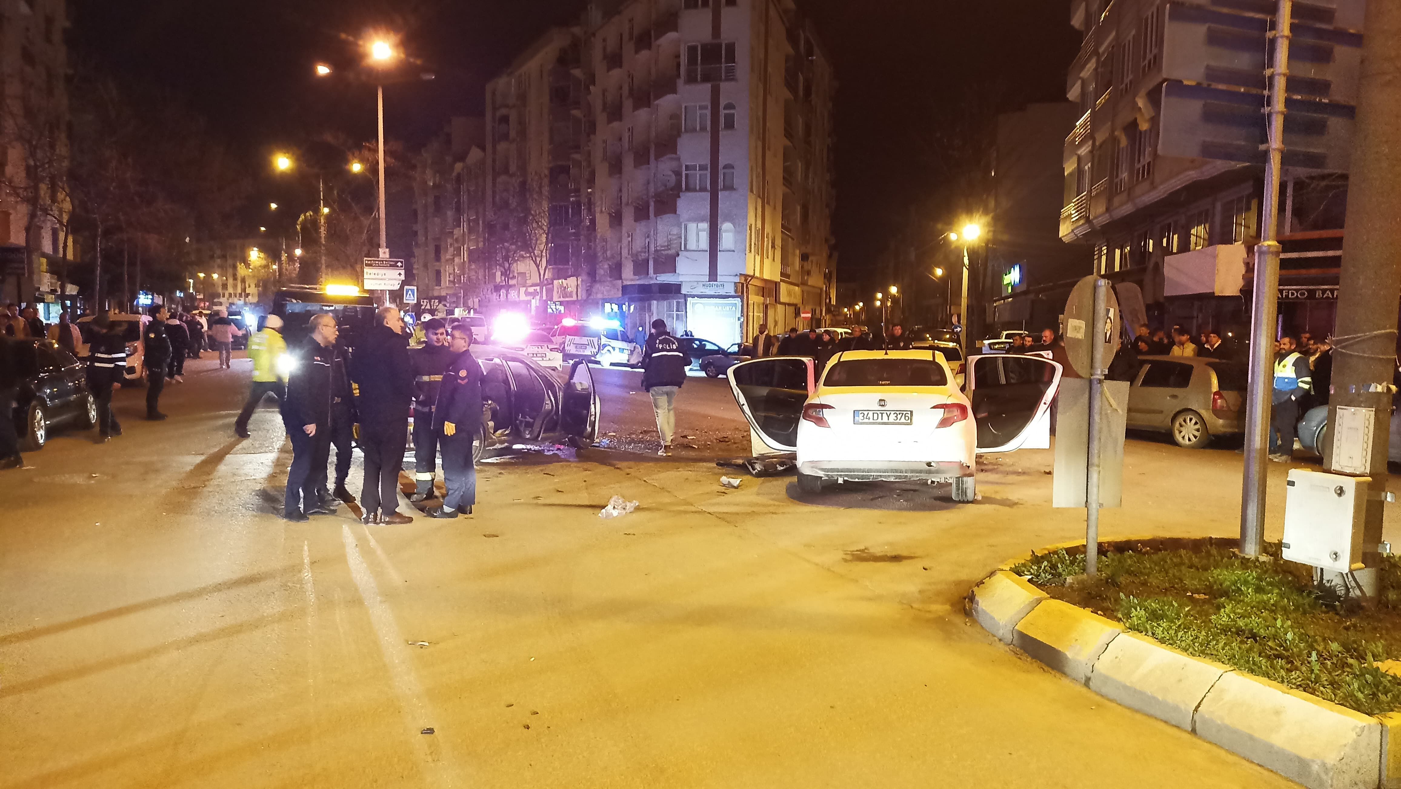 Bafra'da Feci Kaza; İki Araç Kafa Kafaya Çarpıştı (9)