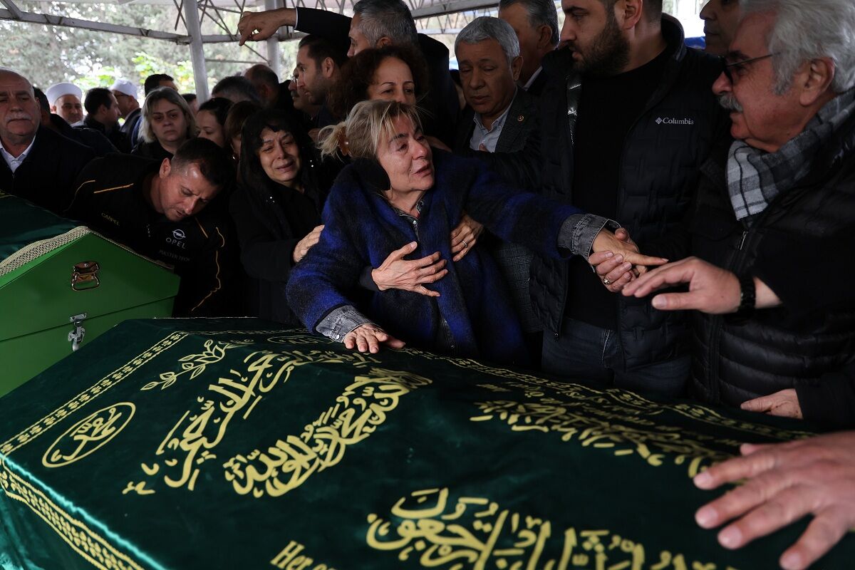 Bolu’daki Otel Yangınında Ölen Adanalı Doğan Ailesi Yan Yana Toprağa Verildi (2)
