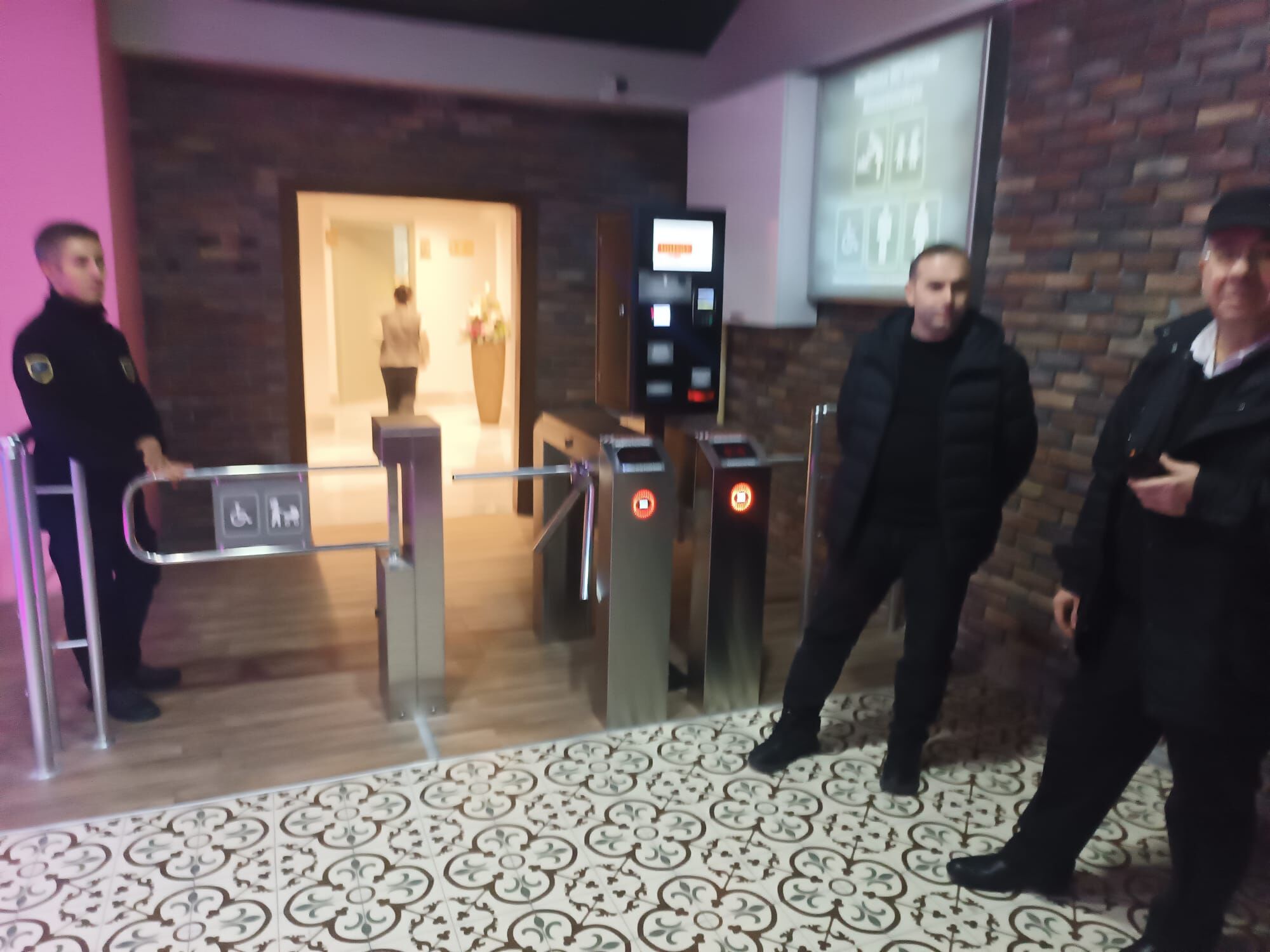 Bulvar Avm'de Tuvalet Gelir Kapısı Oldu! Vatandaşa Güvenlik Personeli Barikatı! (1)