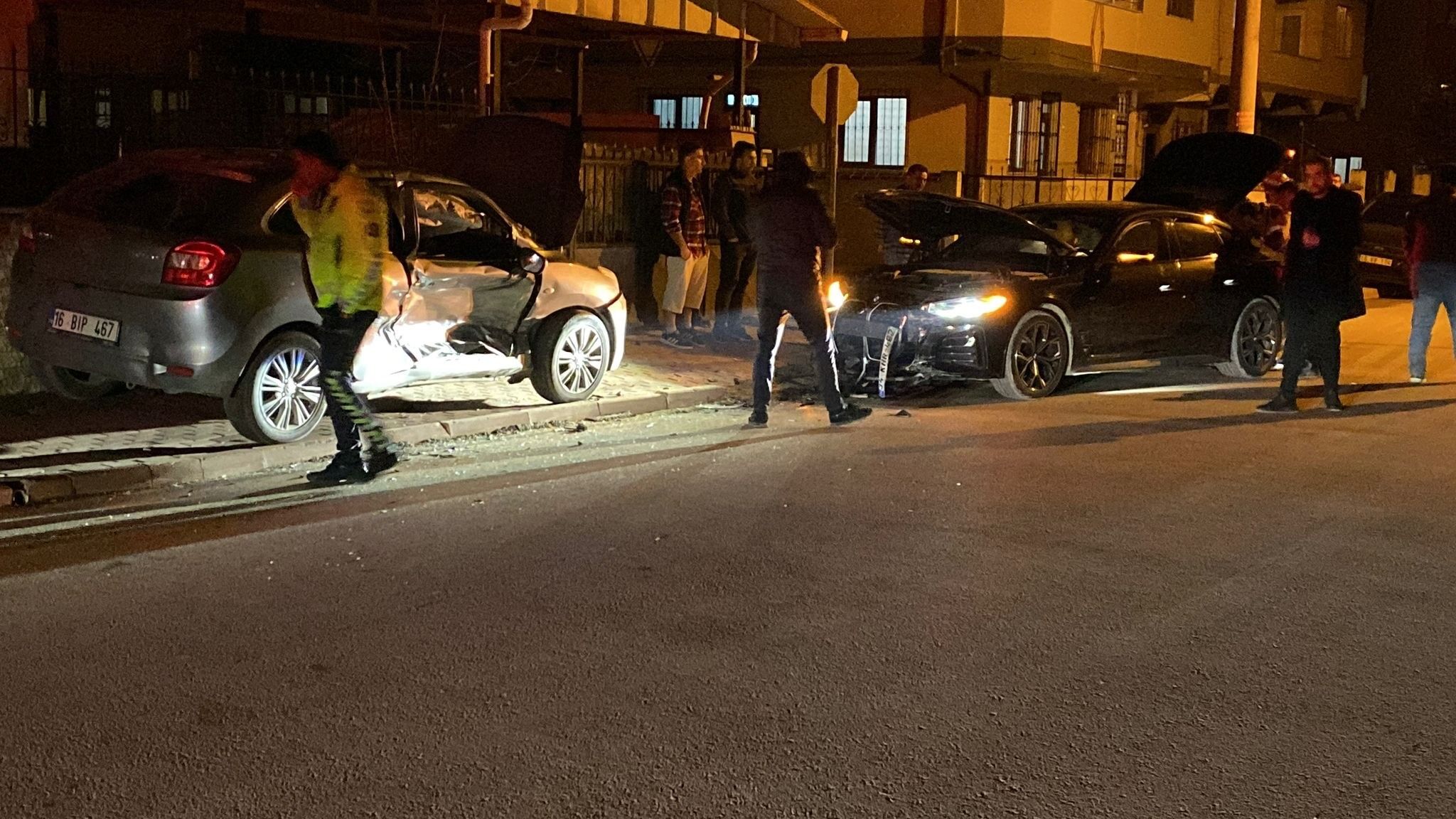 Bursa’da İki Otomobil Çarpıştı 3 Yaralı! 2