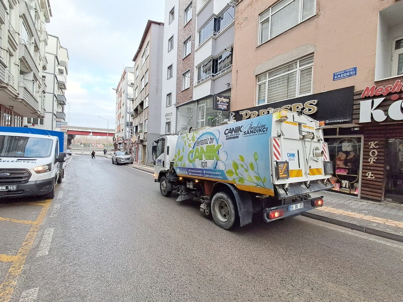 Canik’te Caddeler Temizlikle Parlıyor 2