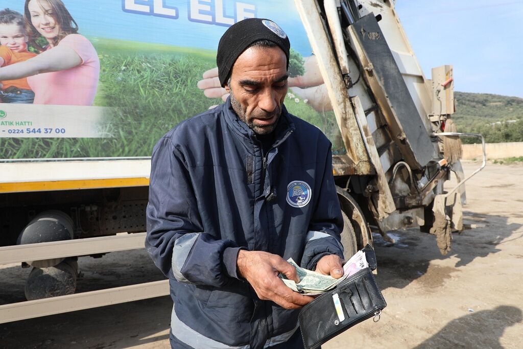 Çöpte Bulduğu Para Dolu Cüzdanı Sahibine Teslim Etti2