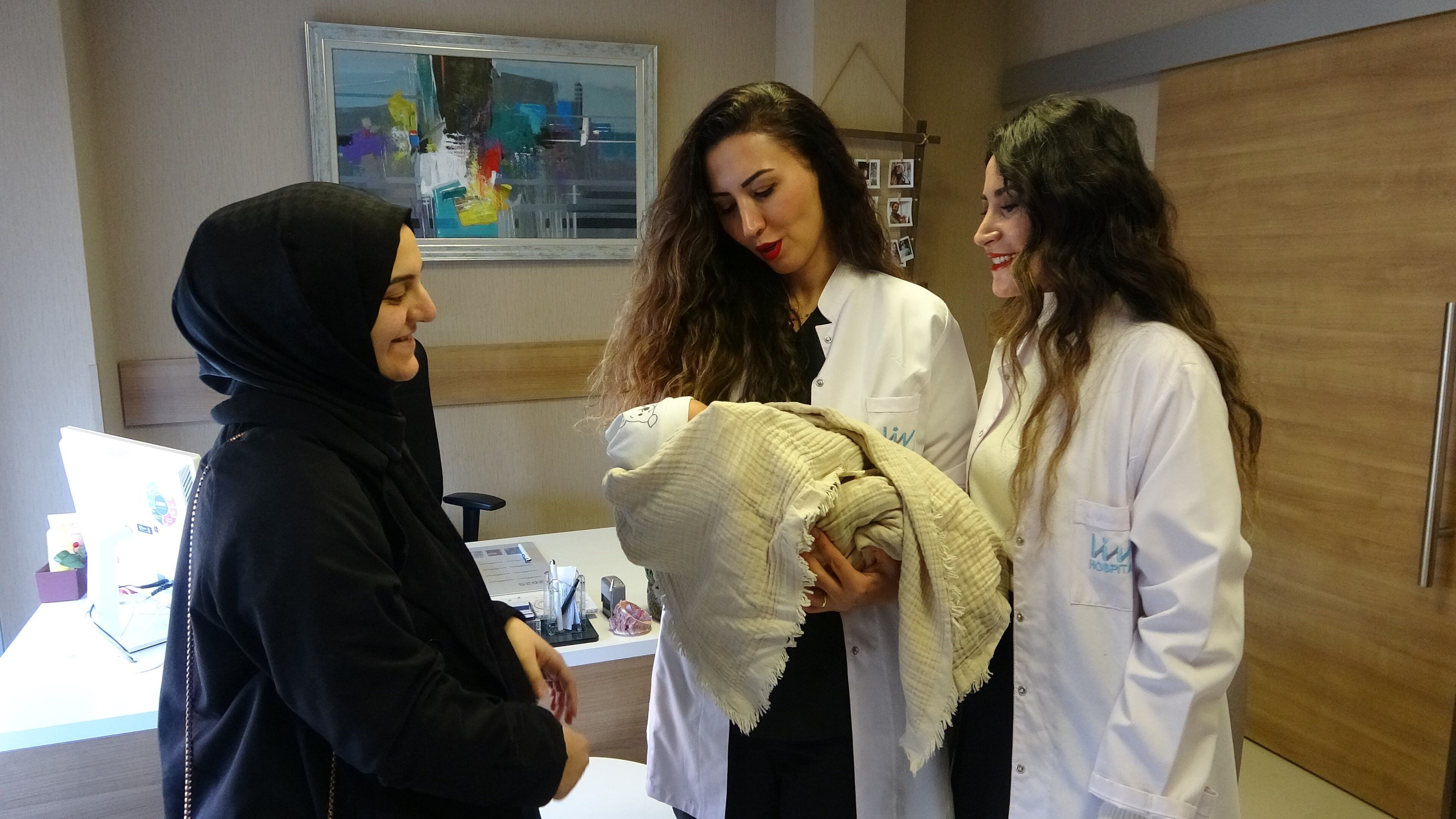 Doktor Kız Kardeşler Aynı Hastanede Şifa Dağıtıyor (2)