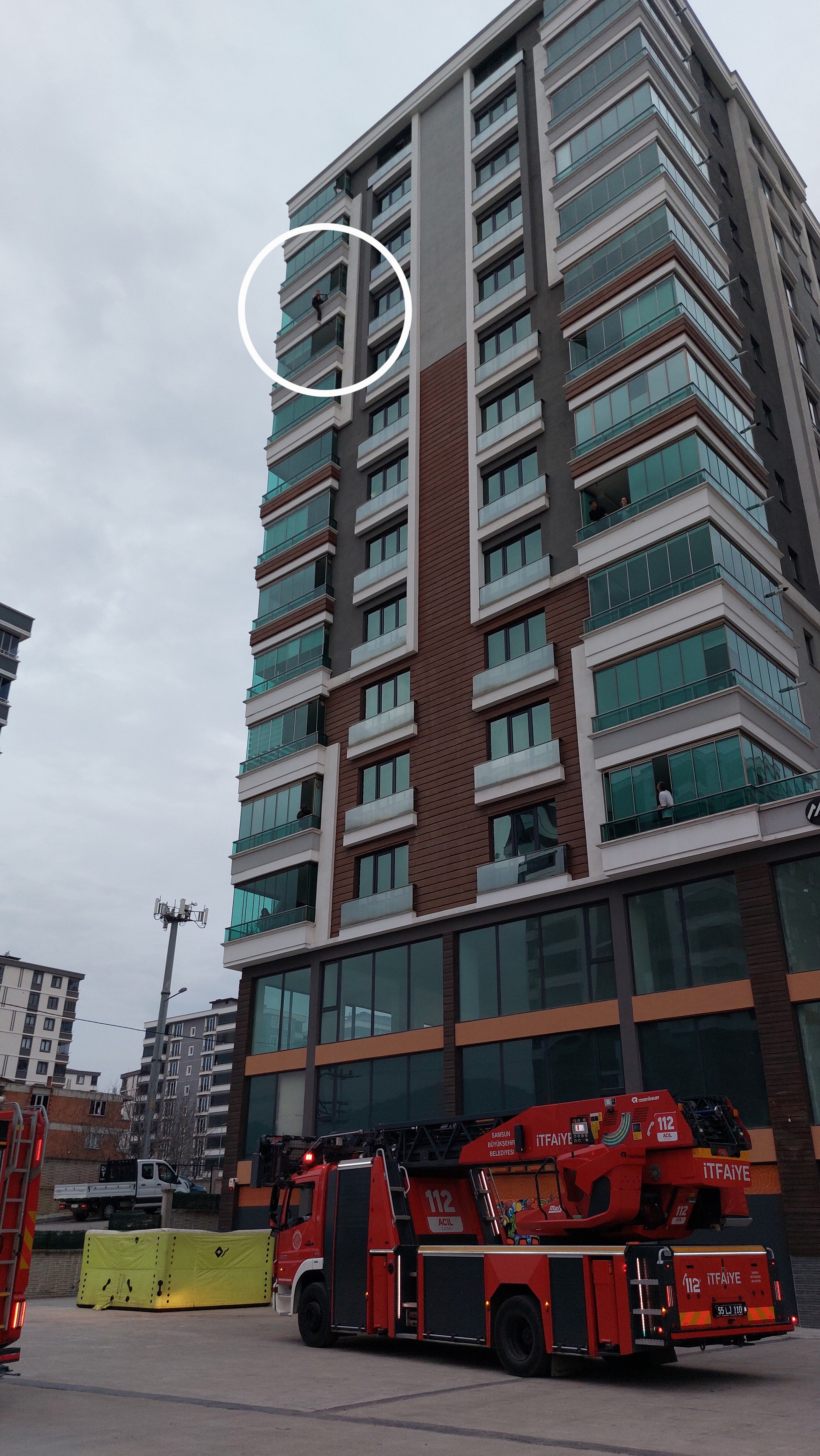 Kadın Avukat 12. Katın Balkonunda Intihara Kalkıştı (1)