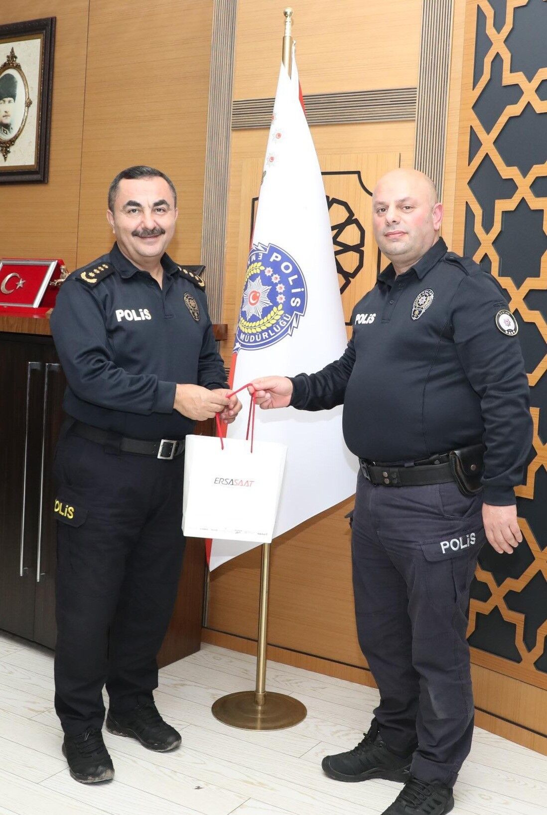 Karadeniz’de Denize Atlayan Kadını Kurtaran Polislere Ödül 3