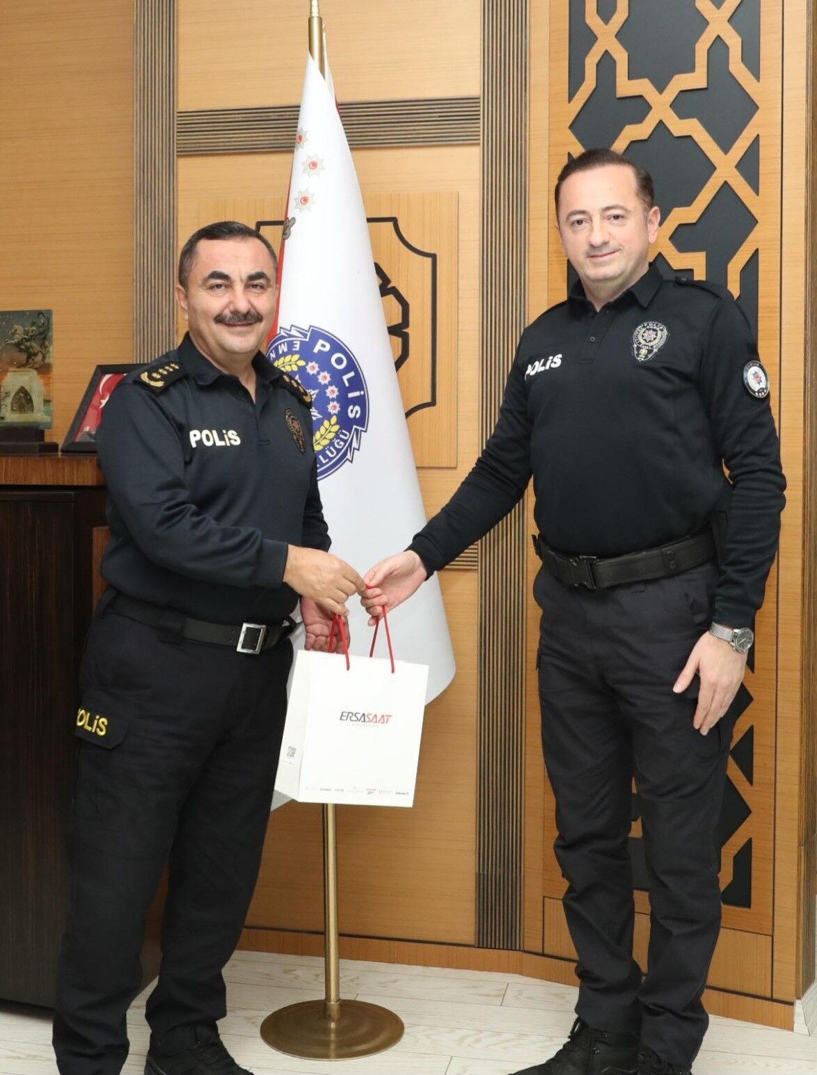 Karadeniz’de Denize Atlayan Kadını Kurtaran Polislere Ödül 4