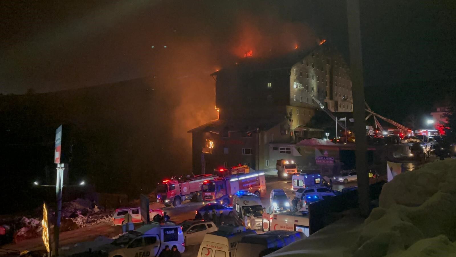 Kartalkaya'da Otel Yangını 3 Can Kaybı, 11 Yaralı (1)