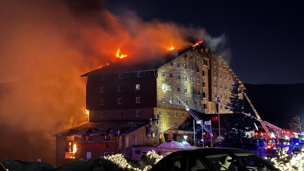 Kartalkaya'da Otel Yangını 3 Can Kaybı, 11 Yaralı (3)
