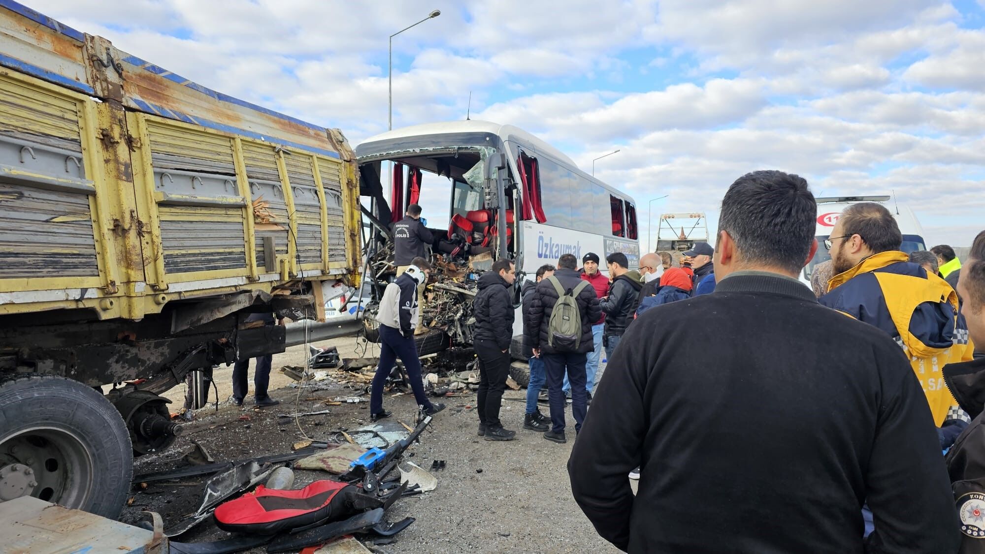 Konya’da Yolcu Otobüsü Kamyona Arkadan Çarptı 3 Ölü, 33 Yaralı (1)