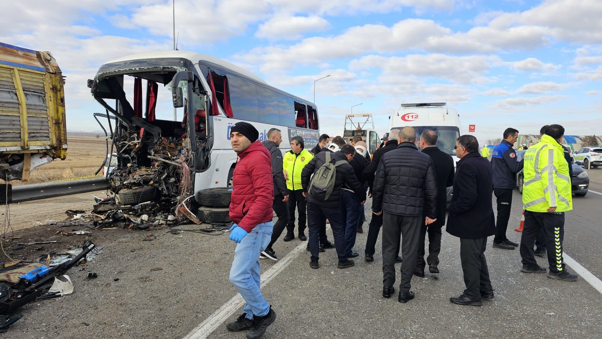 Konya’da Yolcu Otobüsü Kamyona Arkadan Çarptı 3 Ölü, 33 Yaralı (3)