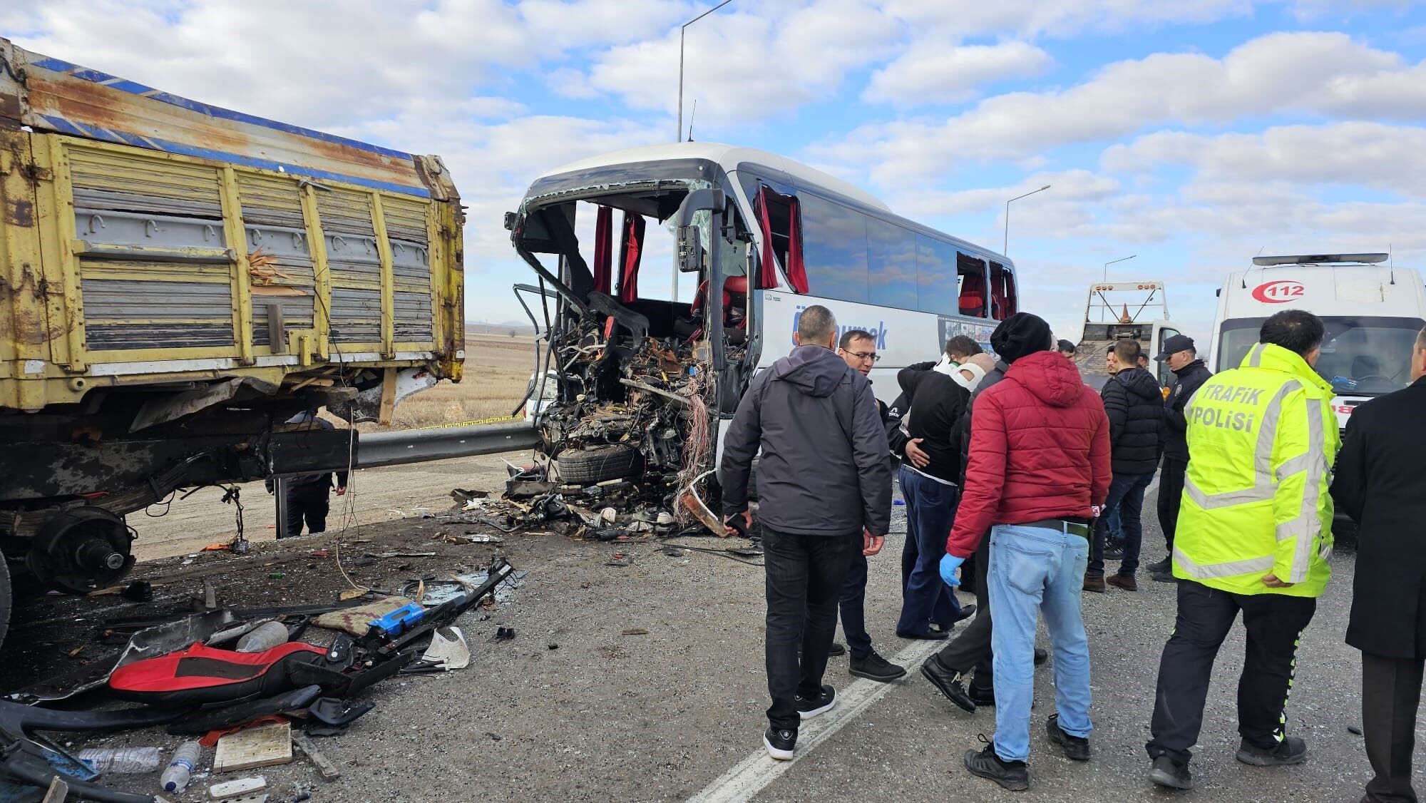 Konya’da Yolcu Otobüsü Kamyona Arkadan Çarptı 3 Ölü, 33 Yaralı (4)