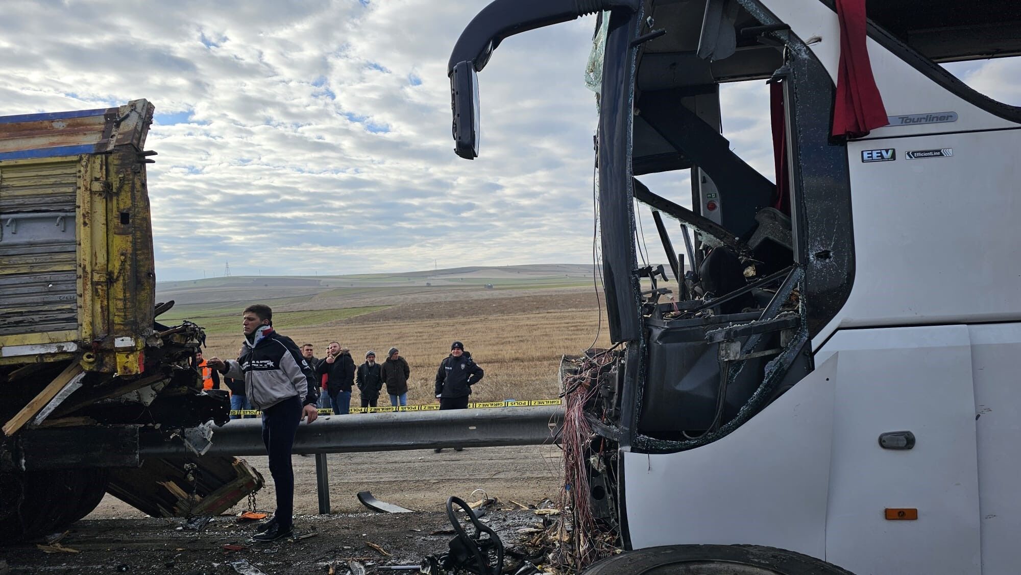 Konya’da Yolcu Otobüsü Kamyona Arkadan Çarptı 3 Ölü, 33 Yaralı (5)