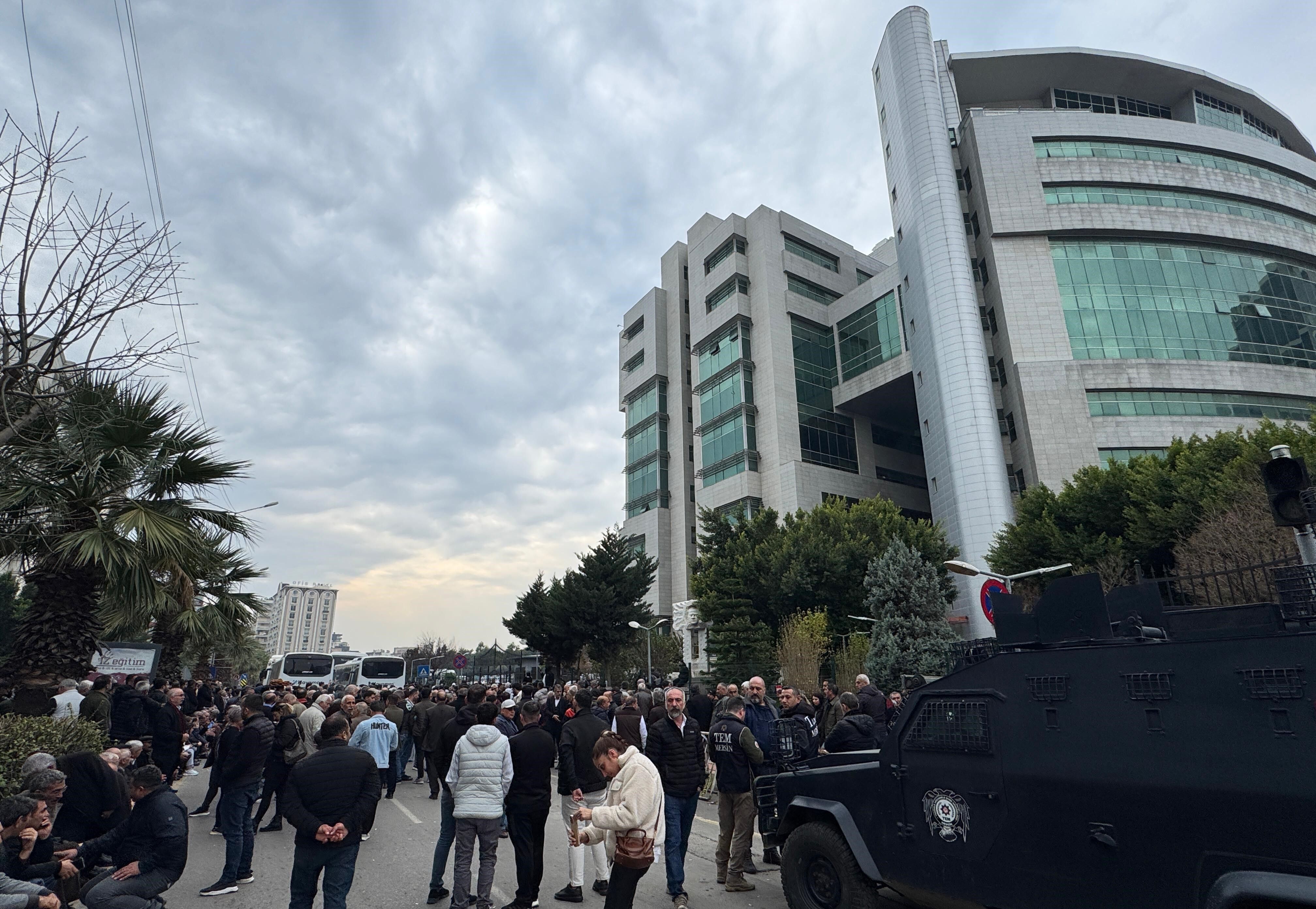 Mersin'de Dem Partili Akdeniz Belediye Başkanı Ve 4 Meclis Üyesi Tutuklandı (1)