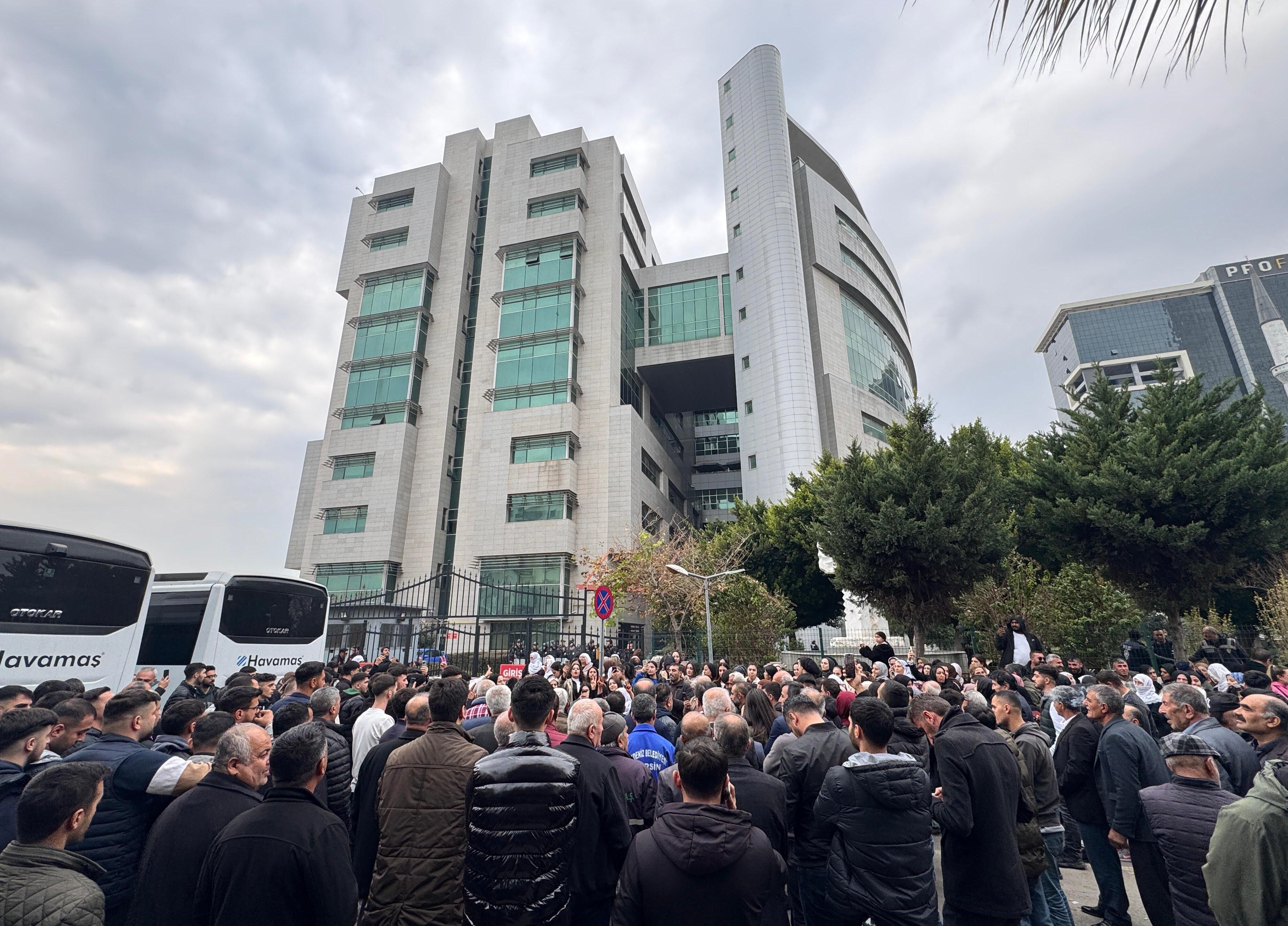 Mersin'de Dem Partili Akdeniz Belediye Başkanı Ve 4 Meclis Üyesi Tutuklandı (2)