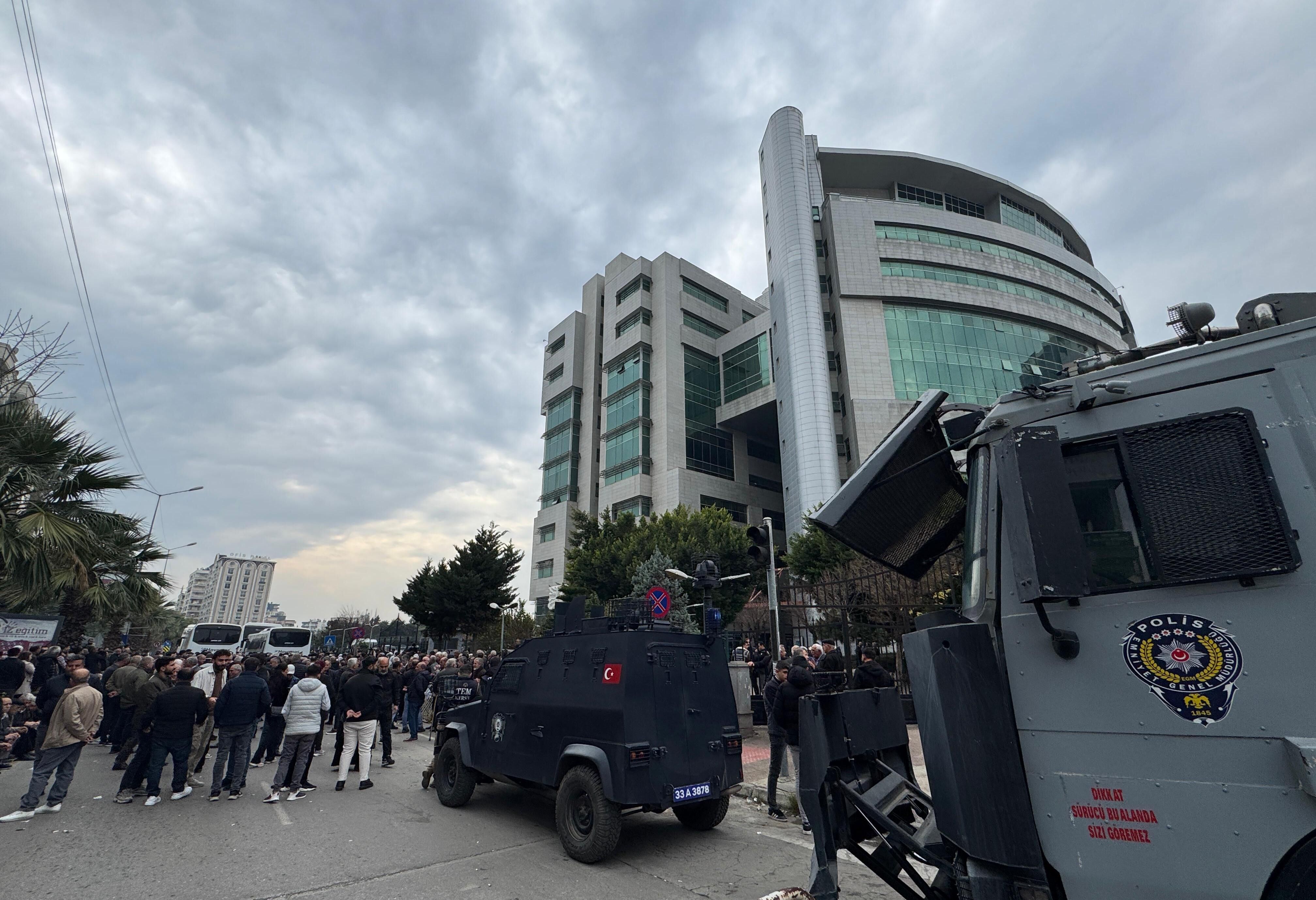 Mersin'de Dem Partili Akdeniz Belediye Başkanı Ve 4 Meclis Üyesi Tutuklandı (3)