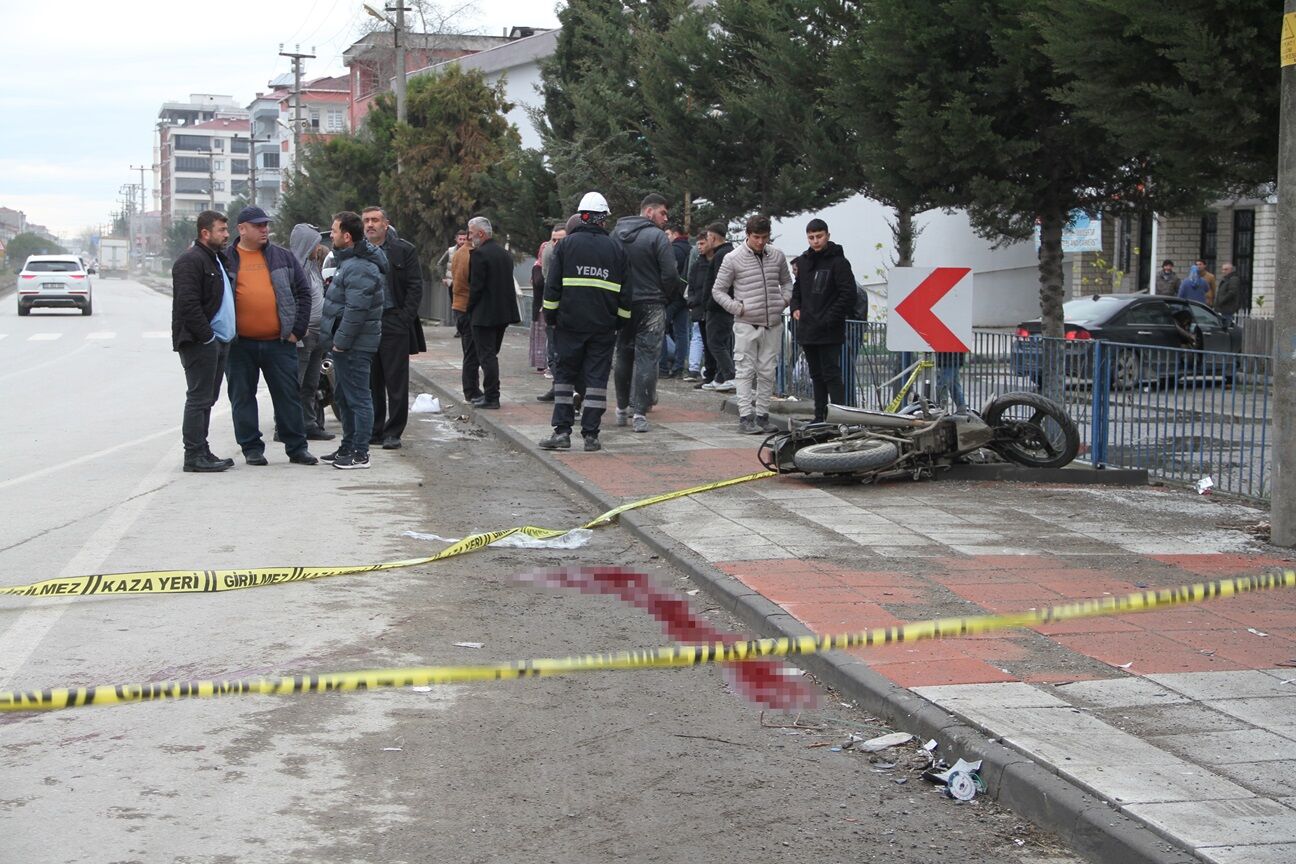 Samsun Çarşamba'da Motosiklet Hafif Ticari Araca Çarptı 2