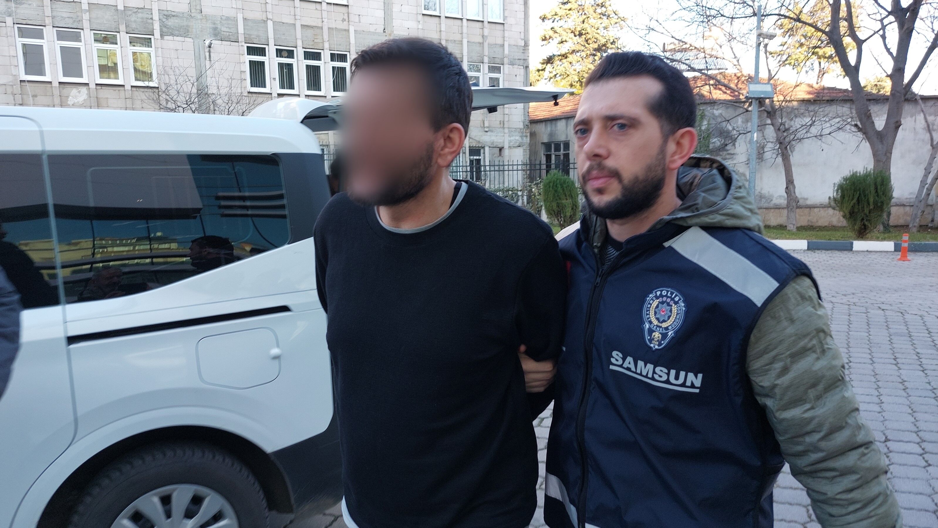 Samsun'da Aranan Şahıs Tabanca Ve Eczayla Yakalandı 2