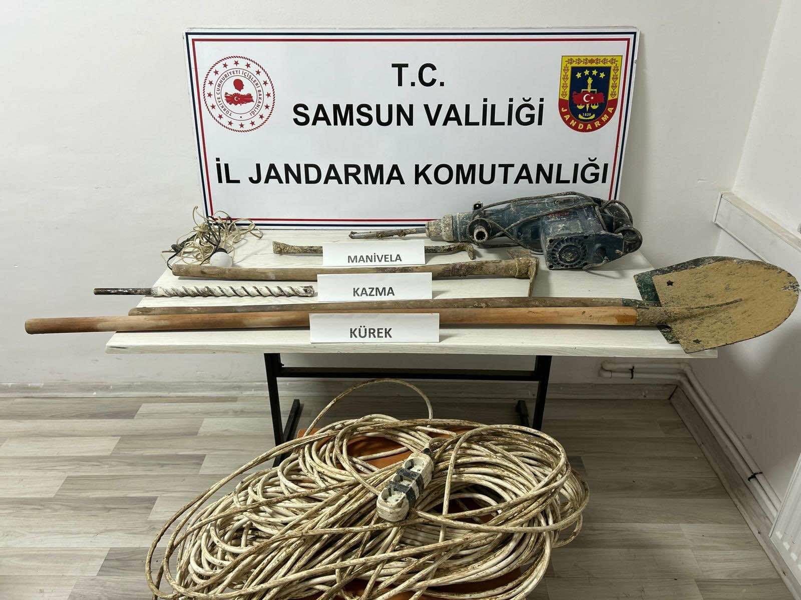 Samsun'da Kaçak Kazı Yapan 9 Kişi Suçüstü Yakalandı (1)