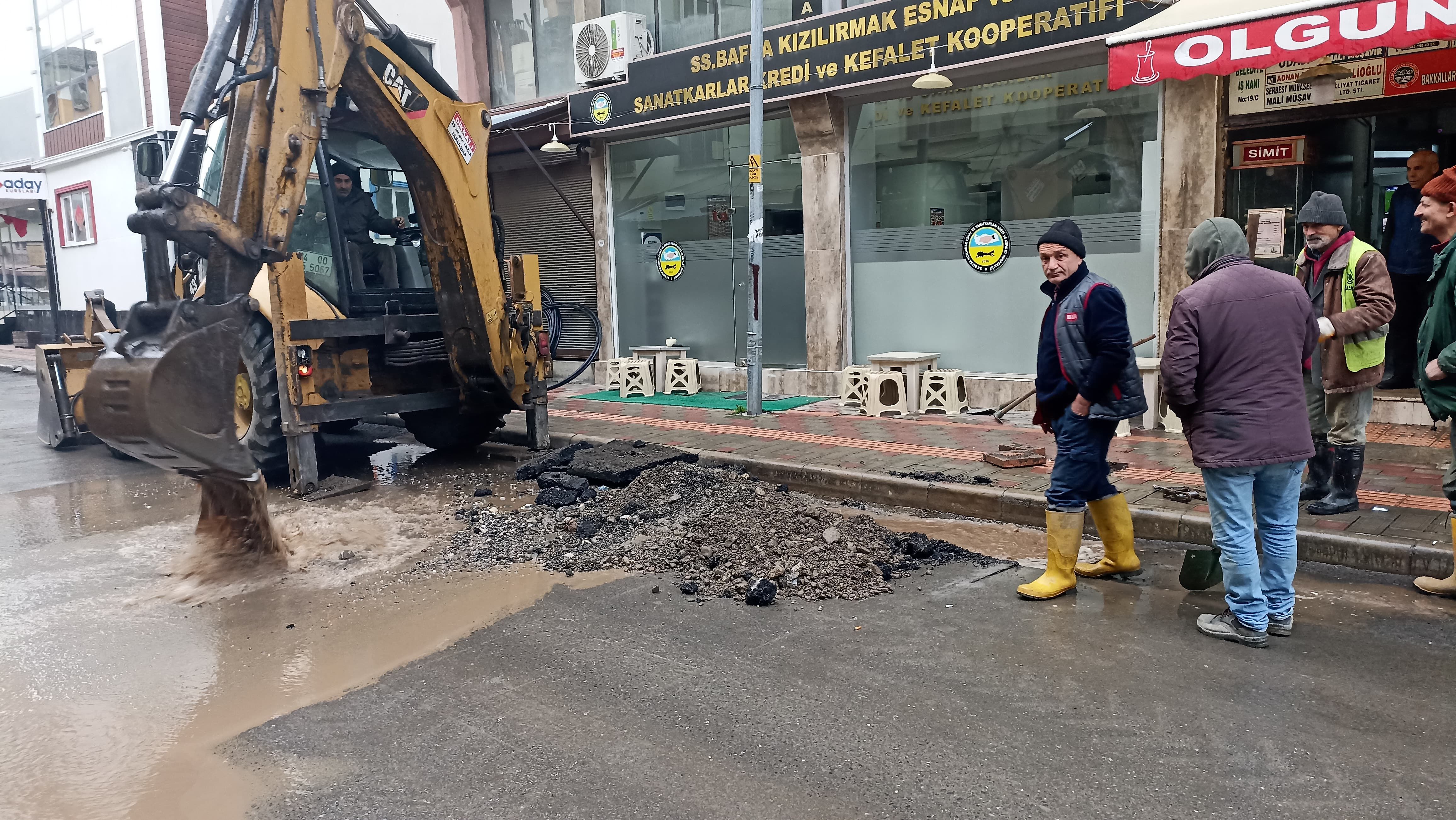 Saski̇ Ekipleri Gün Pazarında Su Borusunu Patlattı 2
