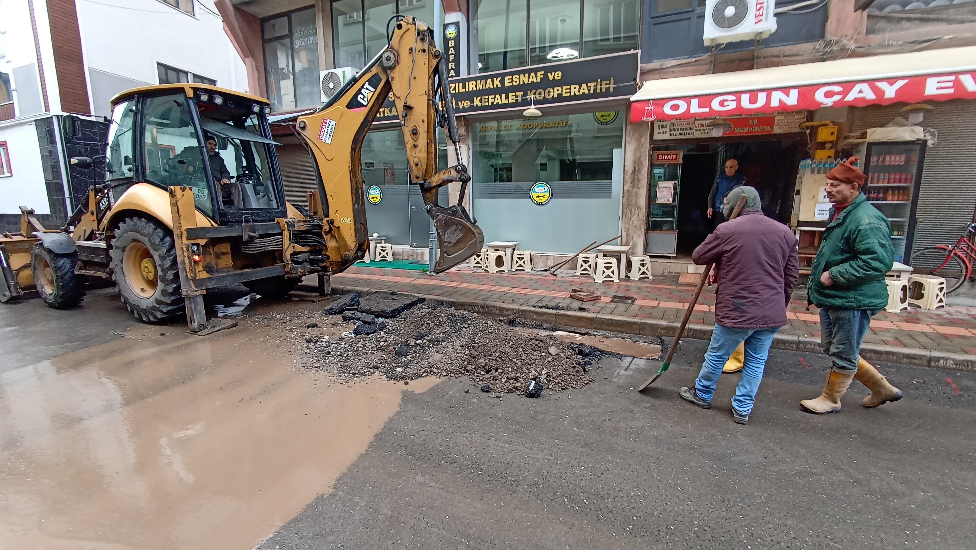 Saski̇ Ekipleri Gün Pazarında Su Borusunu Patlattı 3