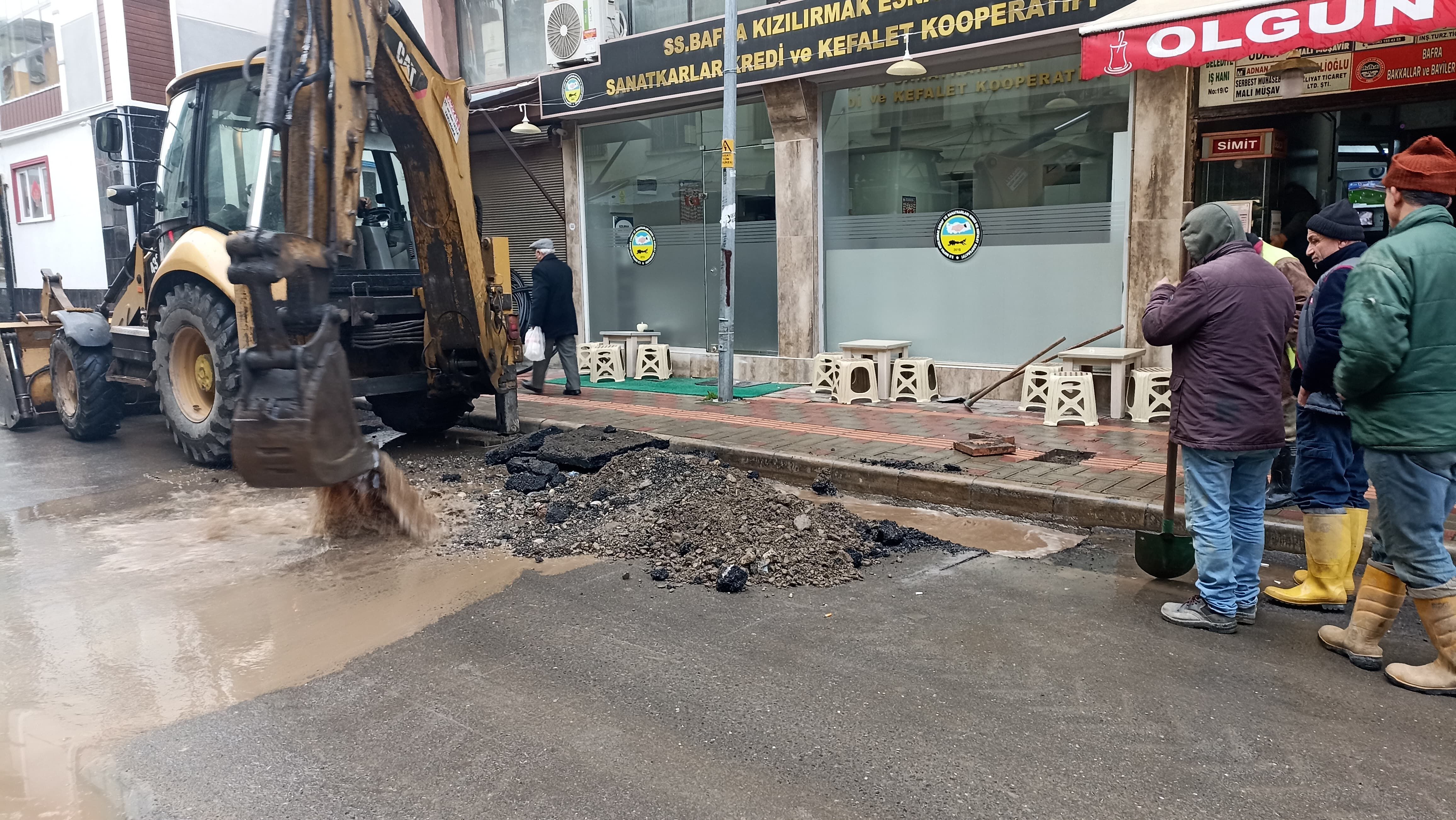 Saski̇ Ekipleri Gün Pazarında Su Borusunu Patlattı 4