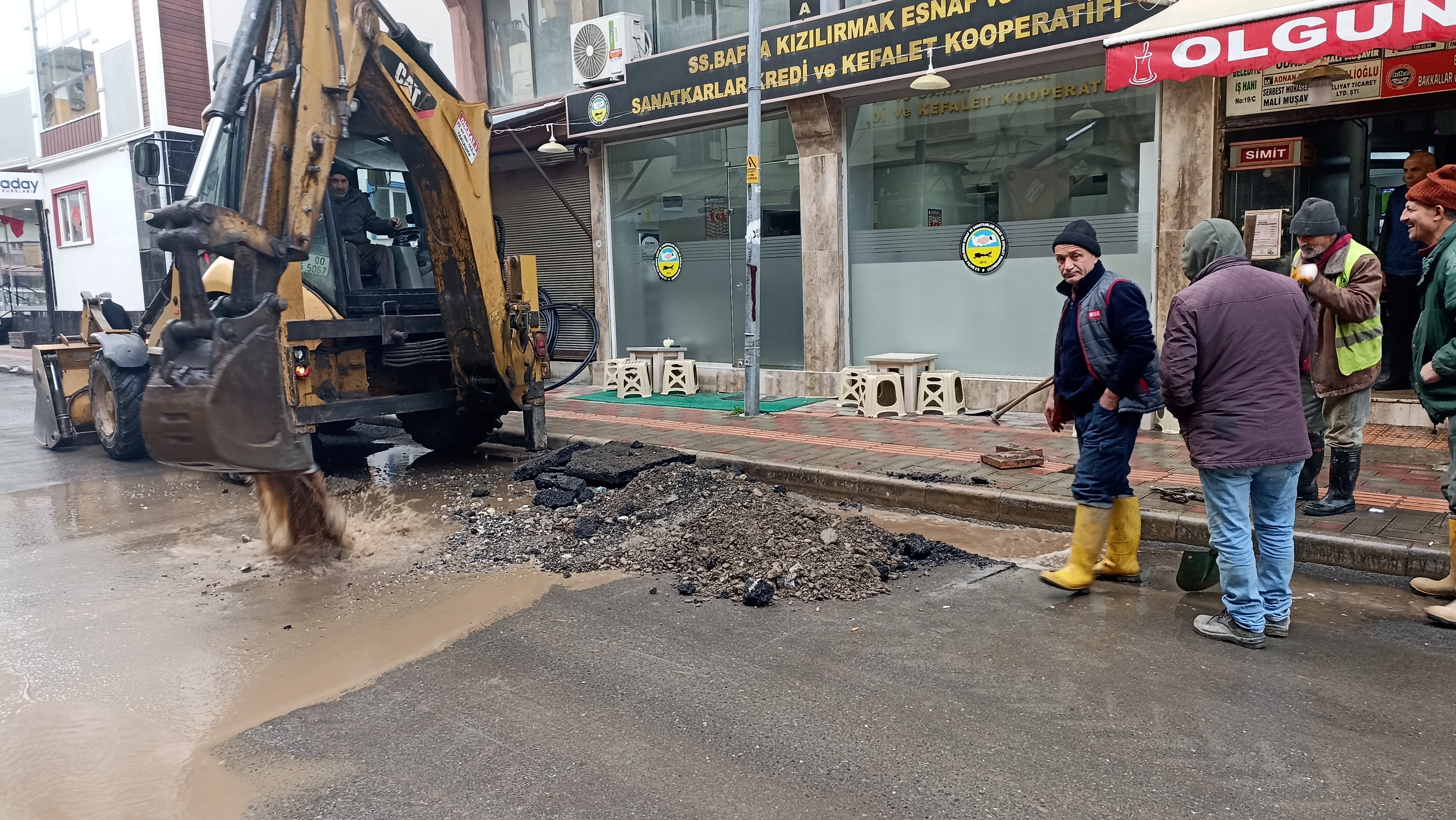 Saski̇ Ekipleri Gün Pazarında Su Borusunu Patlattı 7