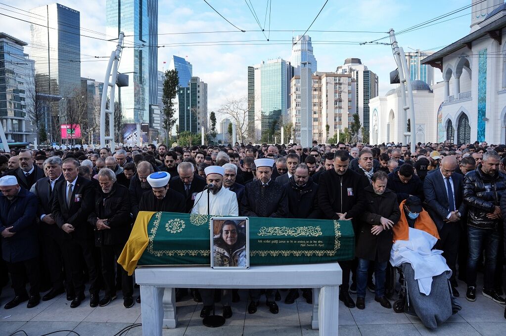 Vücudundaki Kırıklara Aldırmadı, Özel Izinle Eşi Ve 2 Çocuğunu Son Yolculuklarına Uğurladı (1)