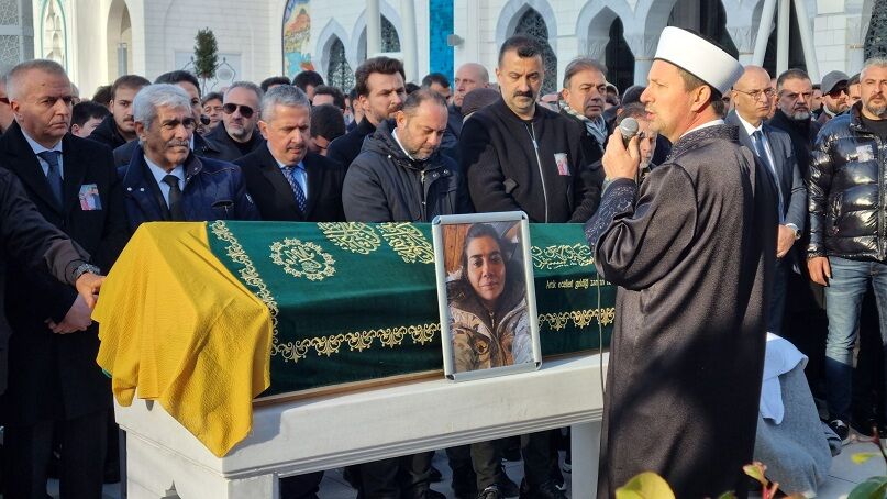 Vücudundaki Kırıklara Aldırmadı, Özel Izinle Eşi Ve 2 Çocuğunu Son Yolculuklarına Uğurladı (2)