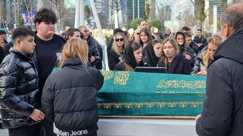 Vücudundaki Kırıklara Aldırmadı, Özel Izinle Eşi Ve 2 Çocuğunu Son Yolculuklarına Uğurladı (3)