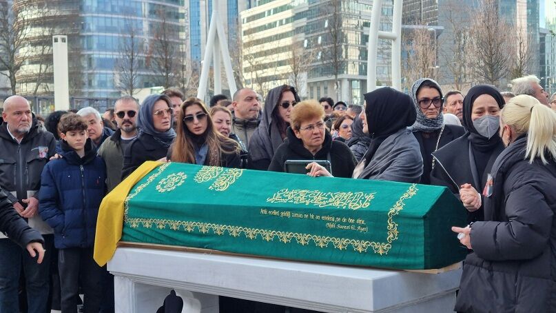 Vücudundaki Kırıklara Aldırmadı, Özel Izinle Eşi Ve 2 Çocuğunu Son Yolculuklarına Uğurladı (5)