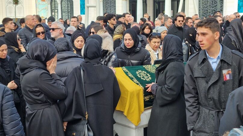 Vücudundaki Kırıklara Aldırmadı, Özel Izinle Eşi Ve 2 Çocuğunu Son Yolculuklarına Uğurladı (6)