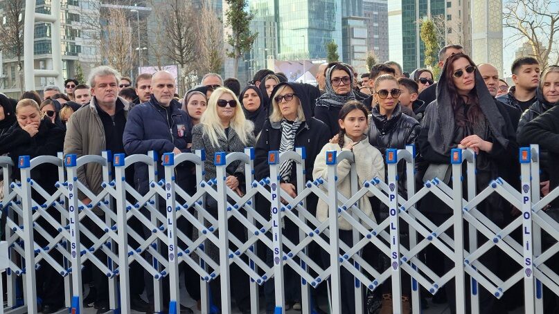Vücudundaki Kırıklara Aldırmadı, Özel Izinle Eşi Ve 2 Çocuğunu Son Yolculuklarına Uğurladı (7)