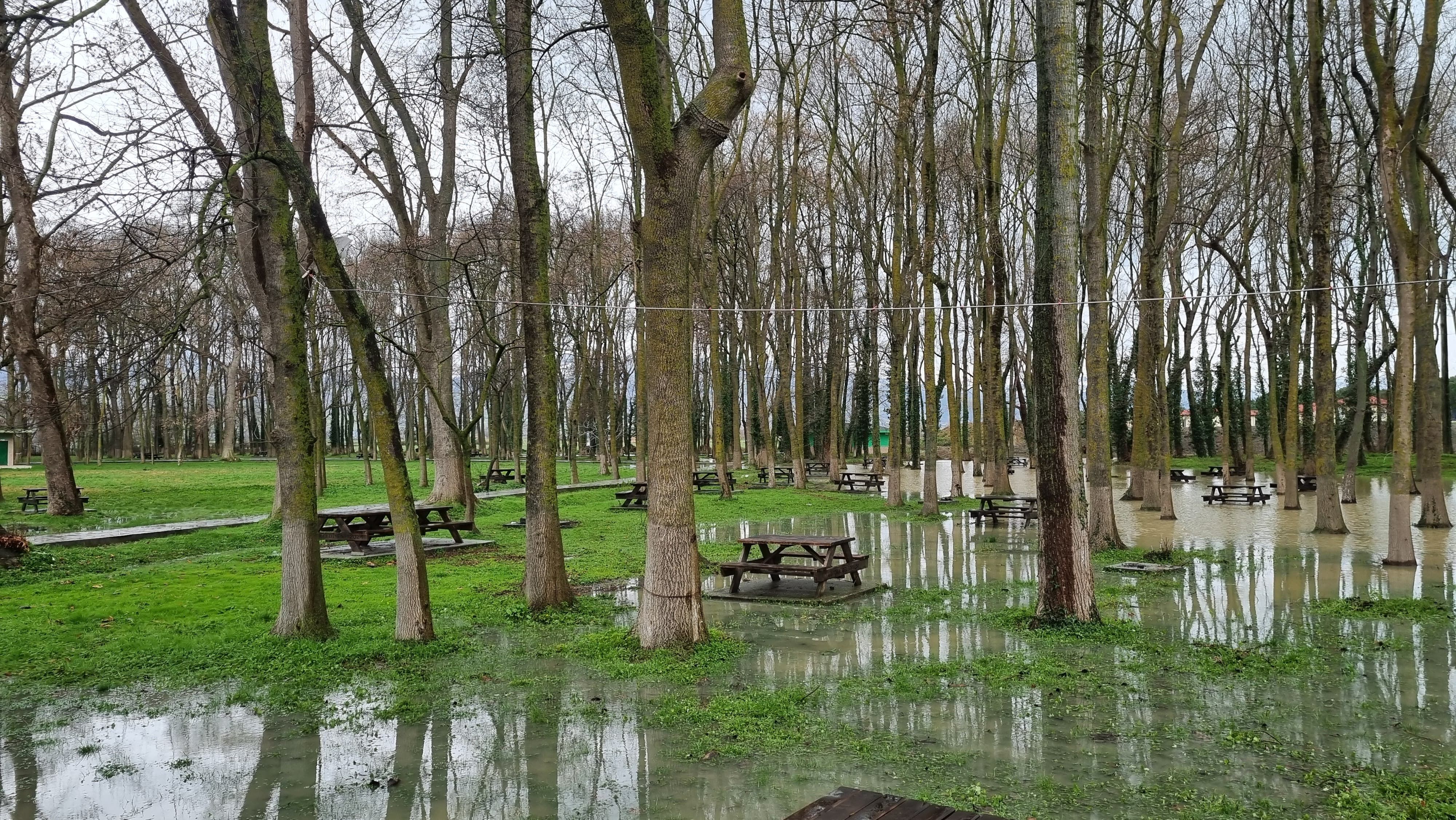Alaçam Geyik Koşan Mesire Alanı Yağmura Teslim Oldu 3