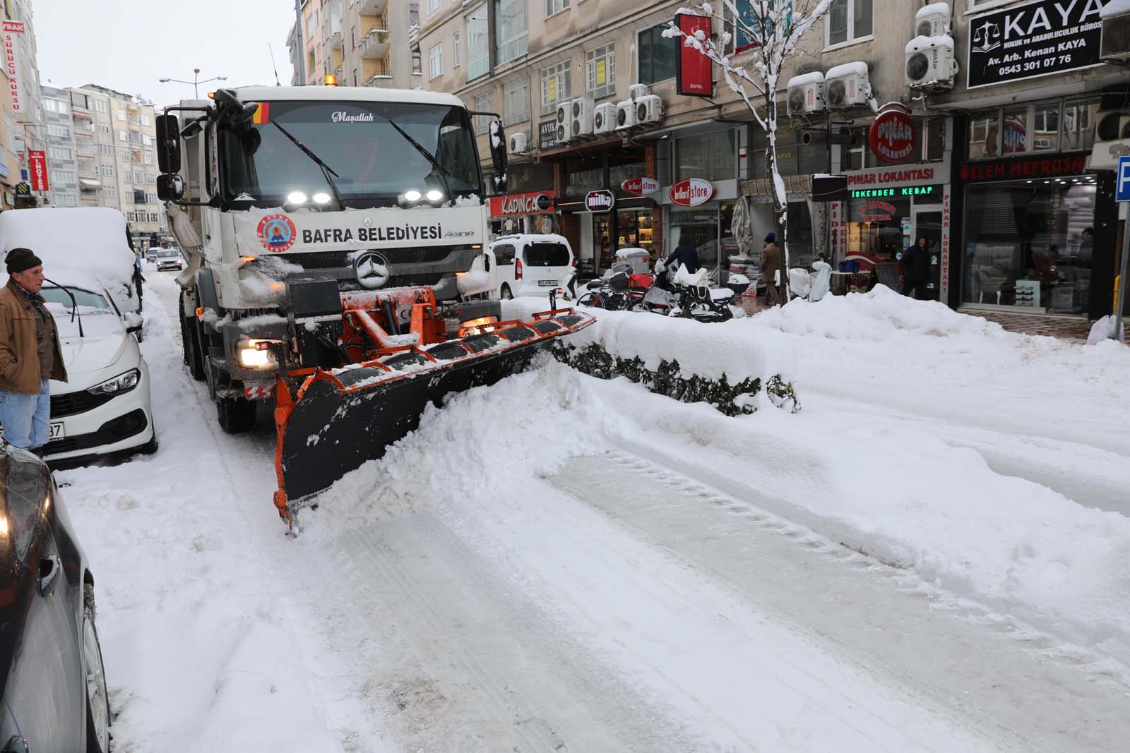 Bafra Belediyesi’nin Yoğun Kar Mesaisi Sürüyor (7)