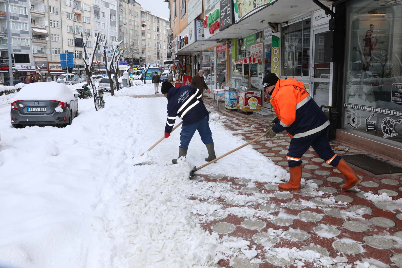 Bafra Belediyesi’nin Yoğun Kar Mesaisi Sürüyor (8)
