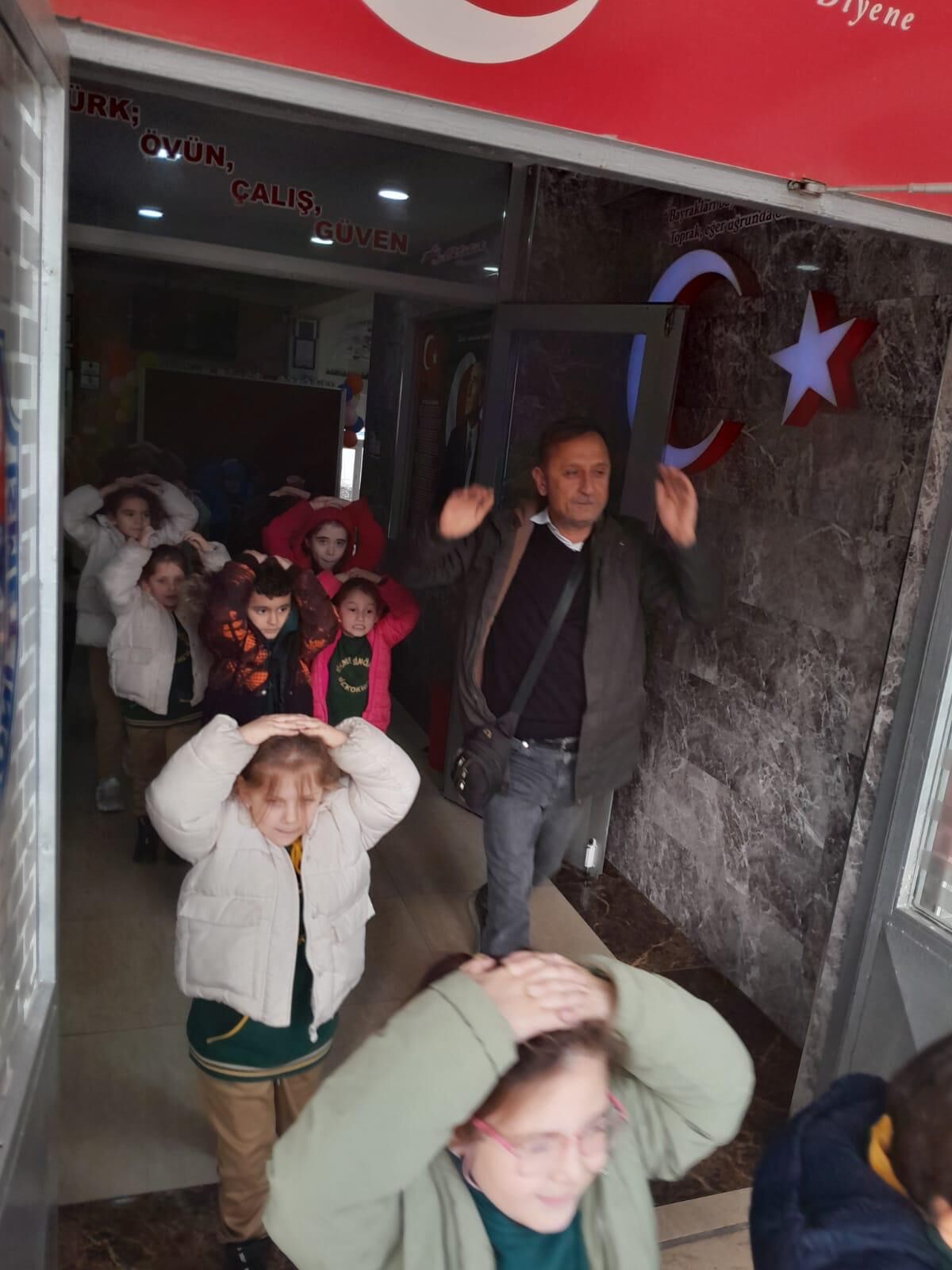 Bafra İsmet İnönü İlkokulu’nda Deprem Tatbikatı Gerçekleştirildi 3