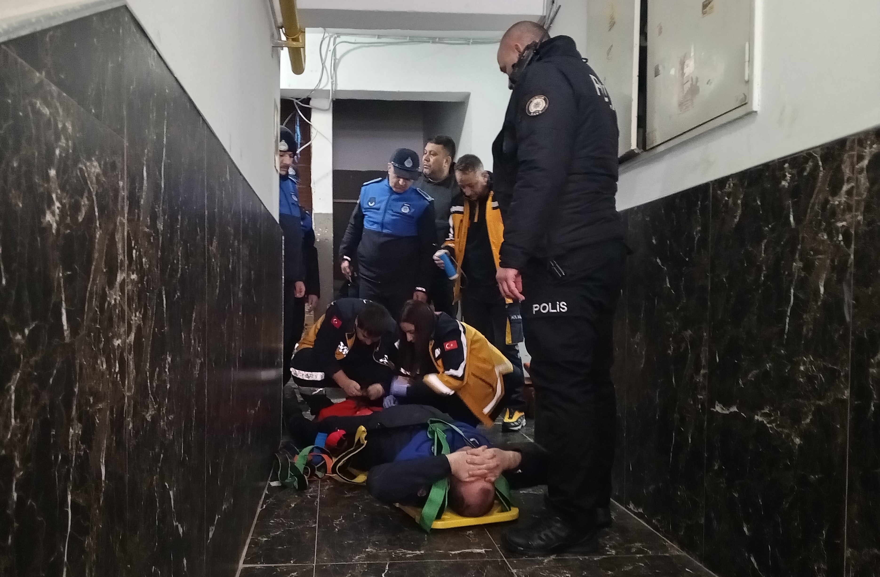 Bafra'da Merdivenden Düşen Zabıta Memuru Yaralandı 2