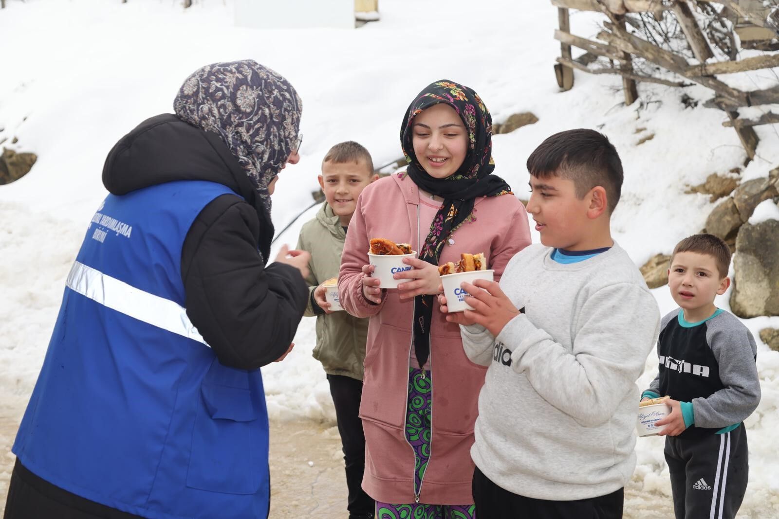 Canik Belediyesi’nden Çocuklara Kar Keyfi Ve Pizza İkramı 2