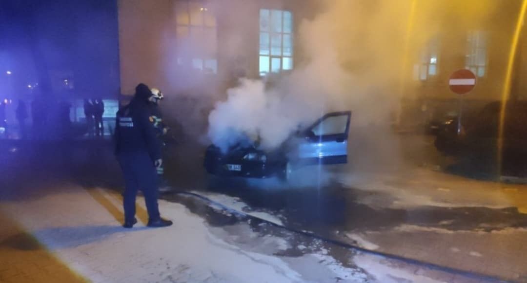 Çarşamba’da Seyir Halindeki Otomobil Alev Aldı! 2