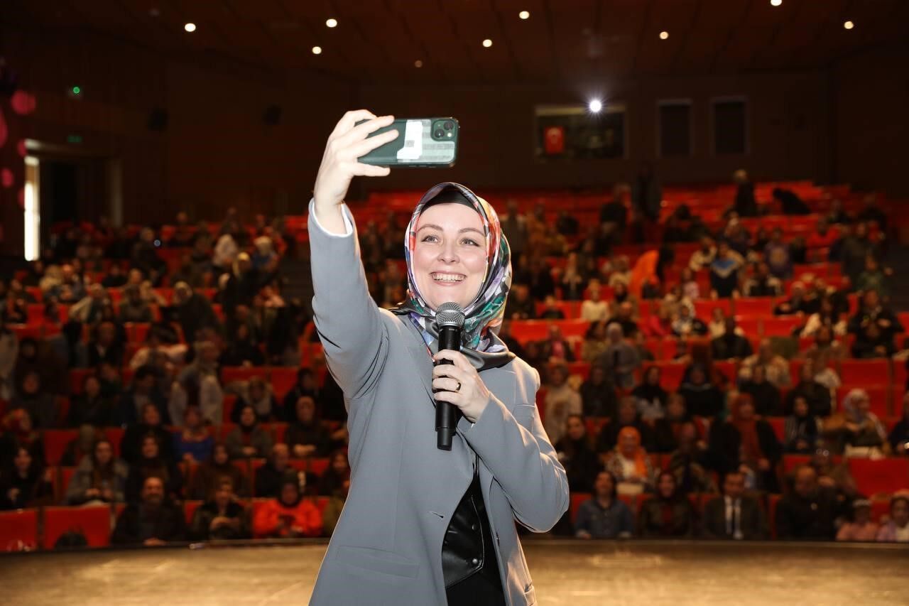 Hatice Kübra Tongar Samsun’da Sevenleriyle Buluştu 3