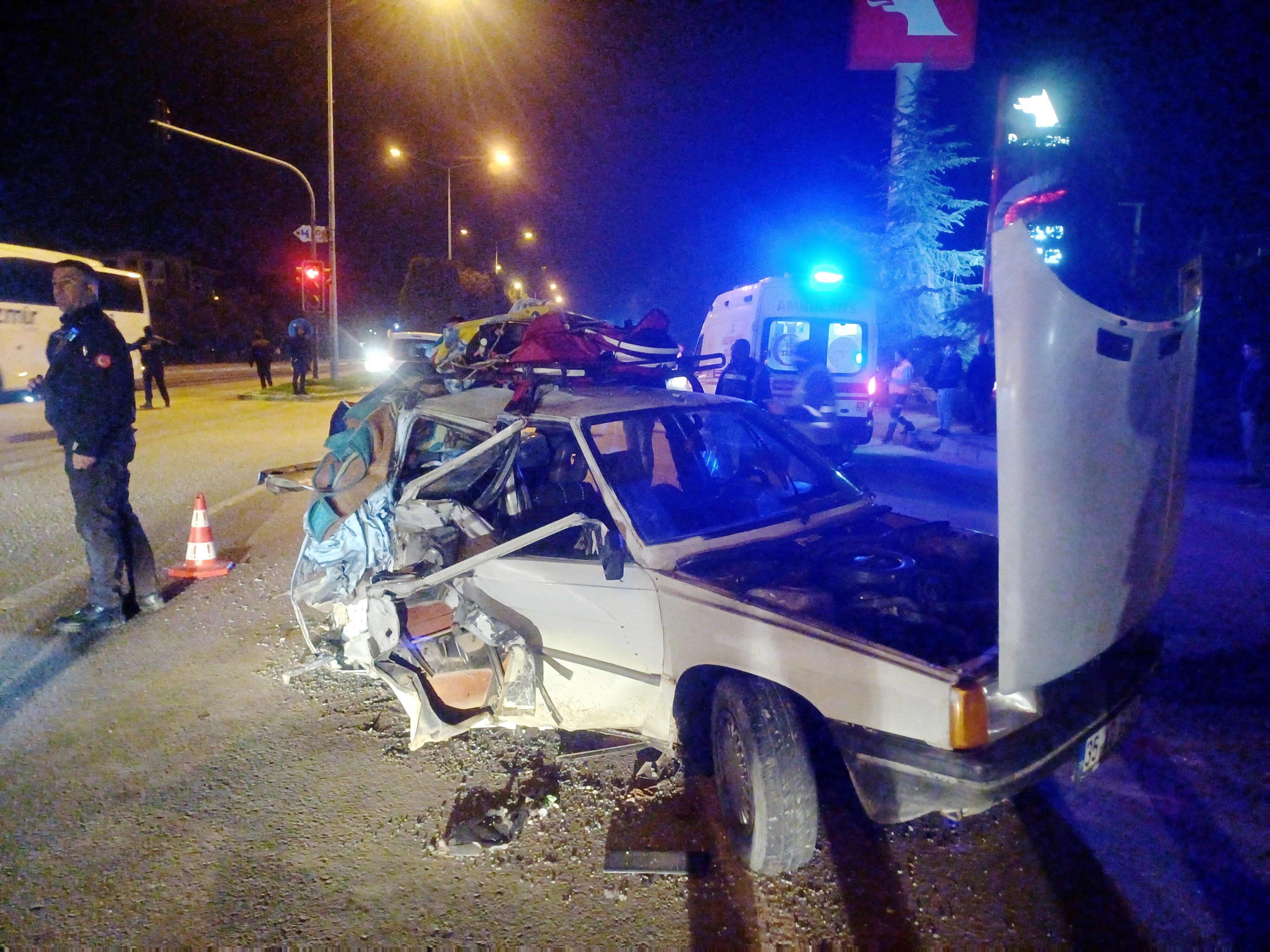 Manisa'da Korkunç Kaza Otomobiller Hurdaya Döndü (3)