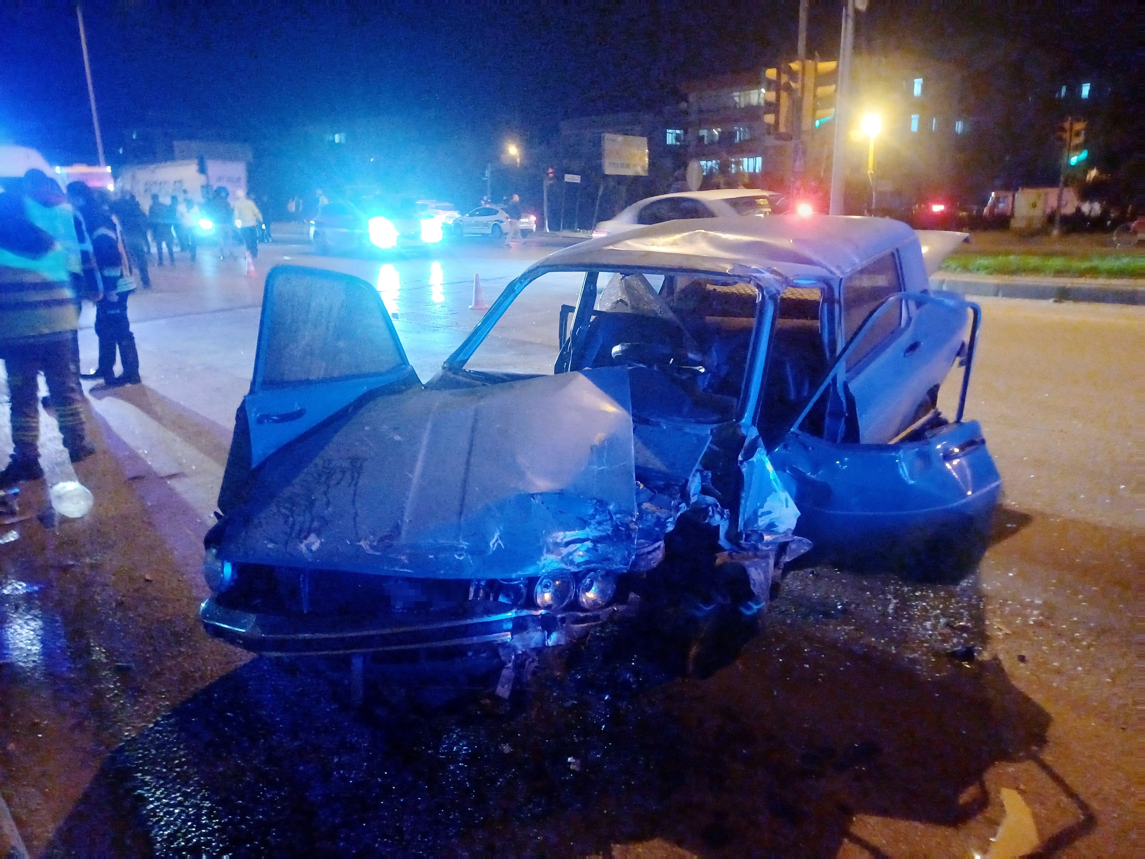 Manisa'da Korkunç Kaza Otomobiller Hurdaya Döndü (4)