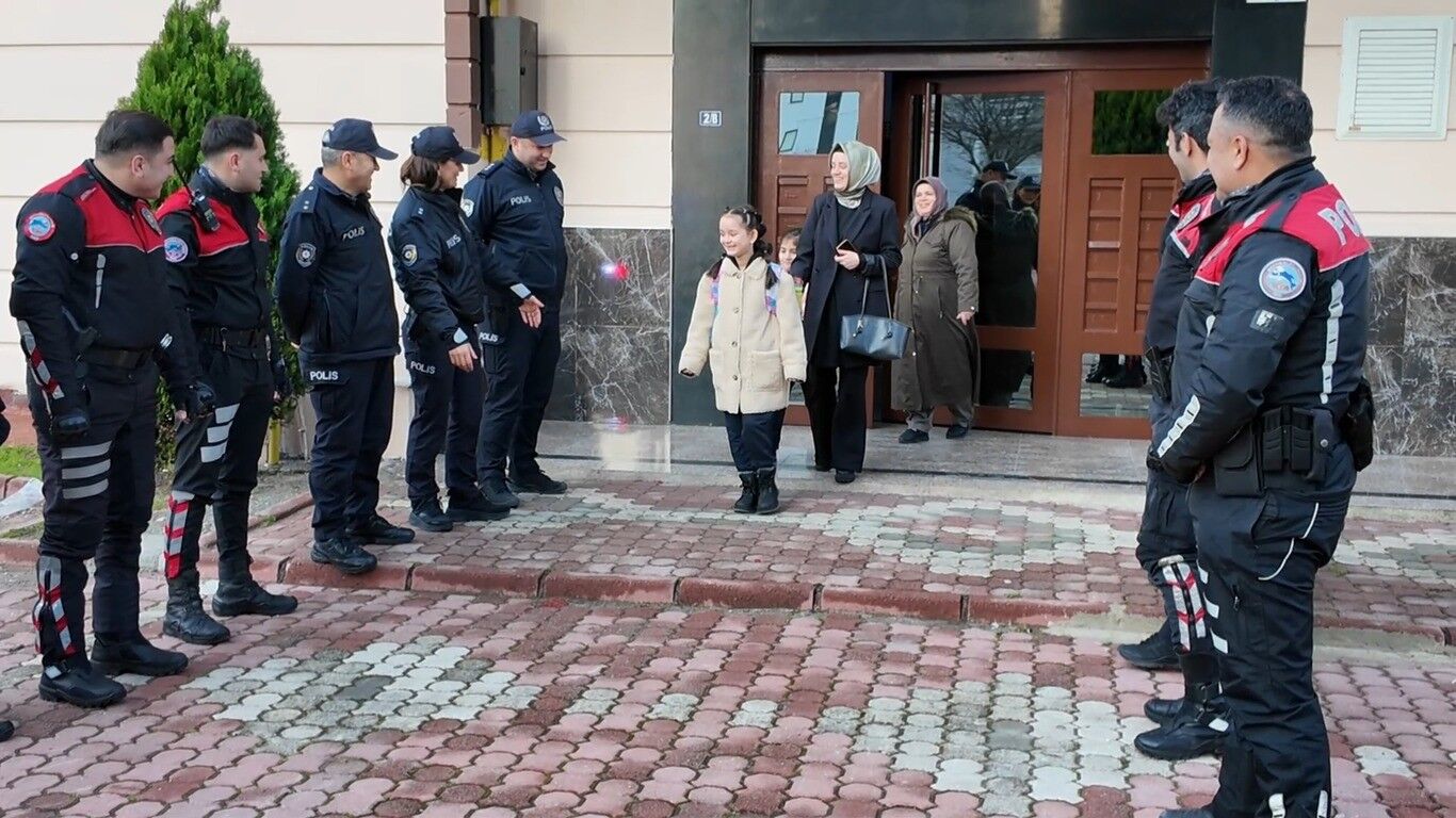 Samsun Polisi Şehit Çocuğunu Kortejle Okula Götürdü 2